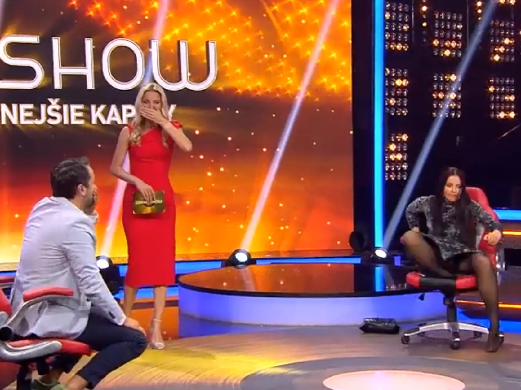 Knechtová sa v Chart Show správala ako odtrhnutá z reťaze, rozťahovala nohy a všetkým ukazovala nohavičky. 