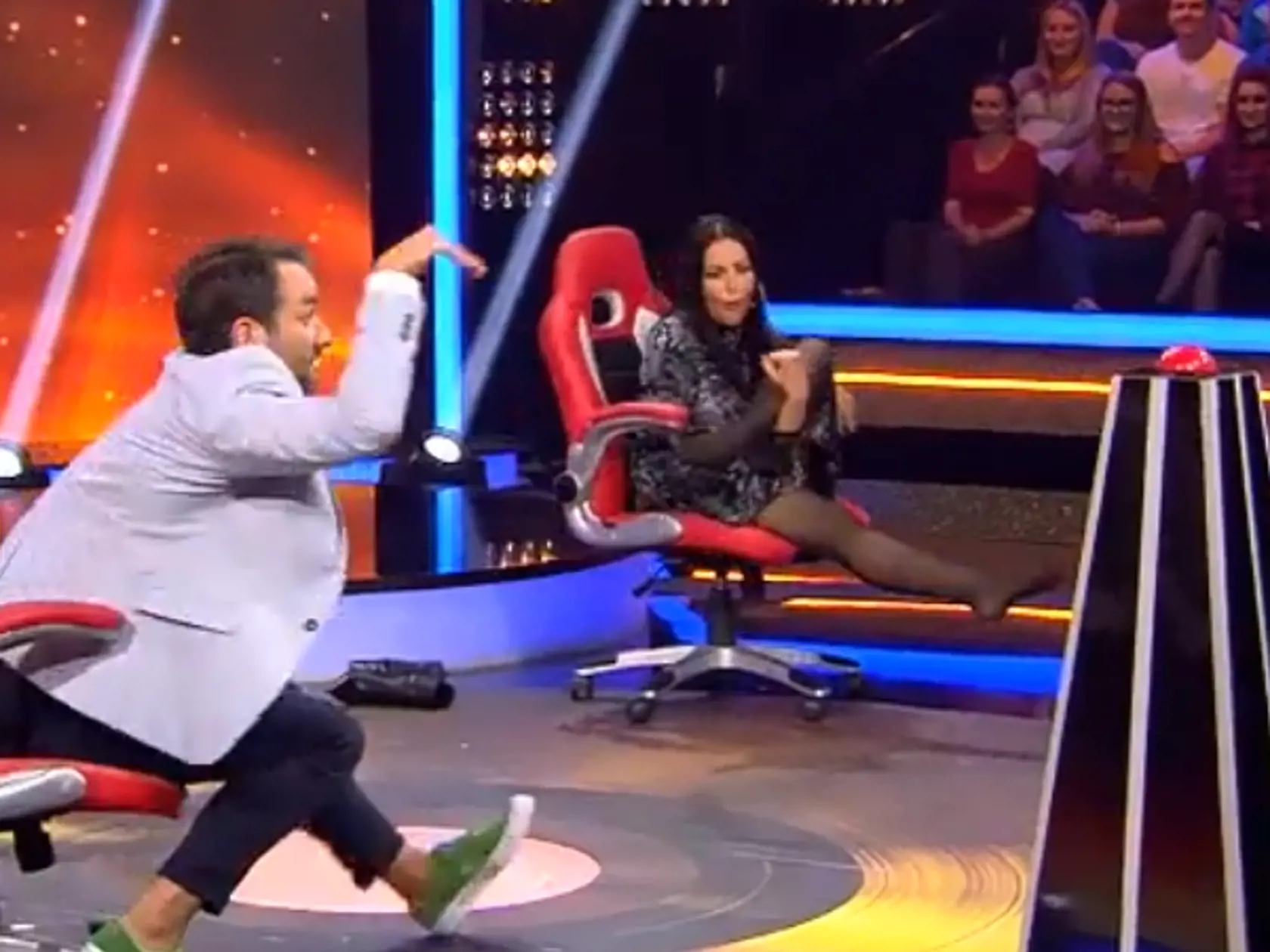 Knechtová sa v Chart Show správala ako odtrhnutá z reťaze, rozťahovala nohy a všetkým ukazovala nohavičky. 
