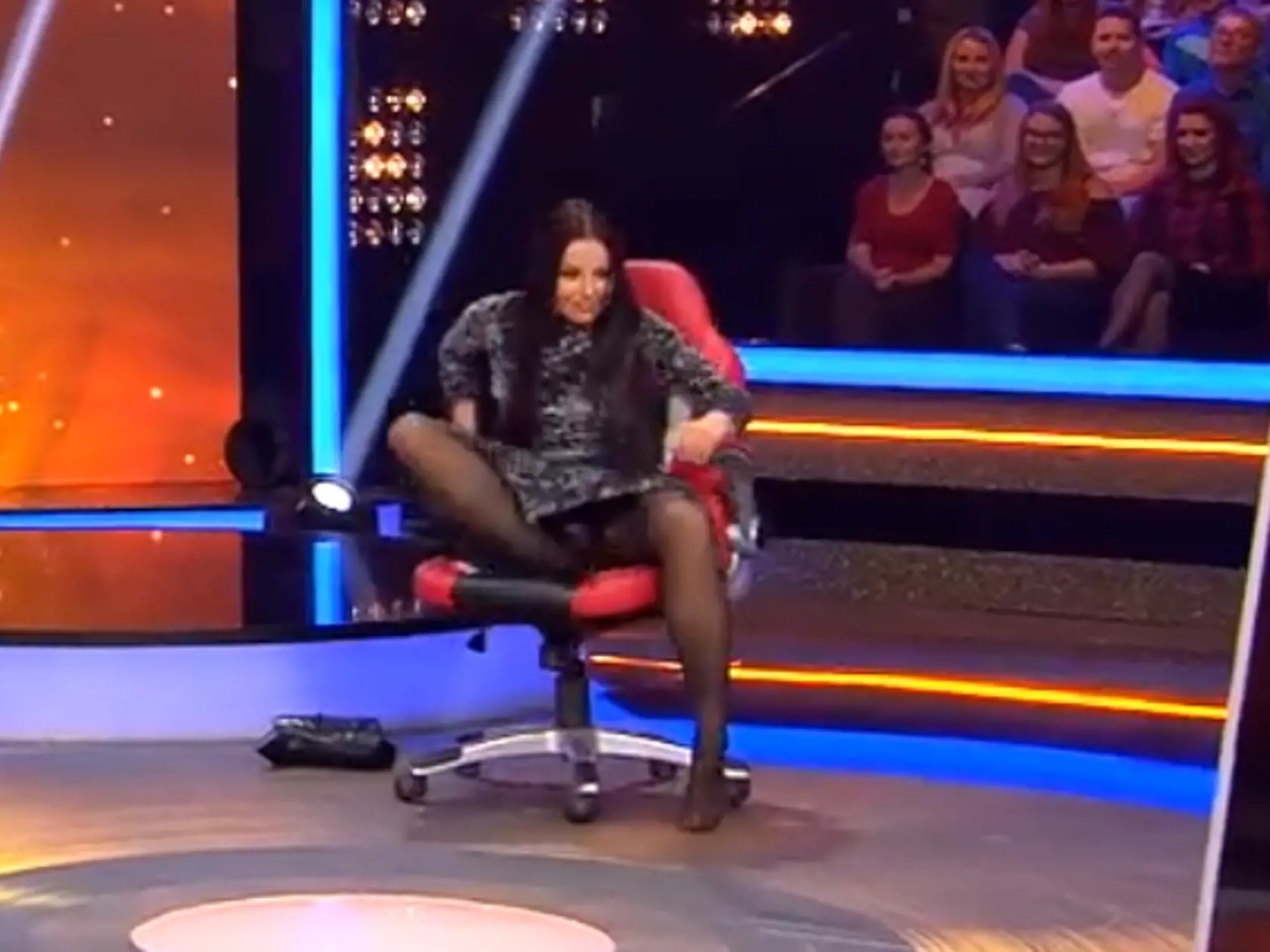Knechtová sa v Chart Show správala ako odtrhnutá z reťaze, rozťahovala nohy a všetkým ukazovala nohavičky. 