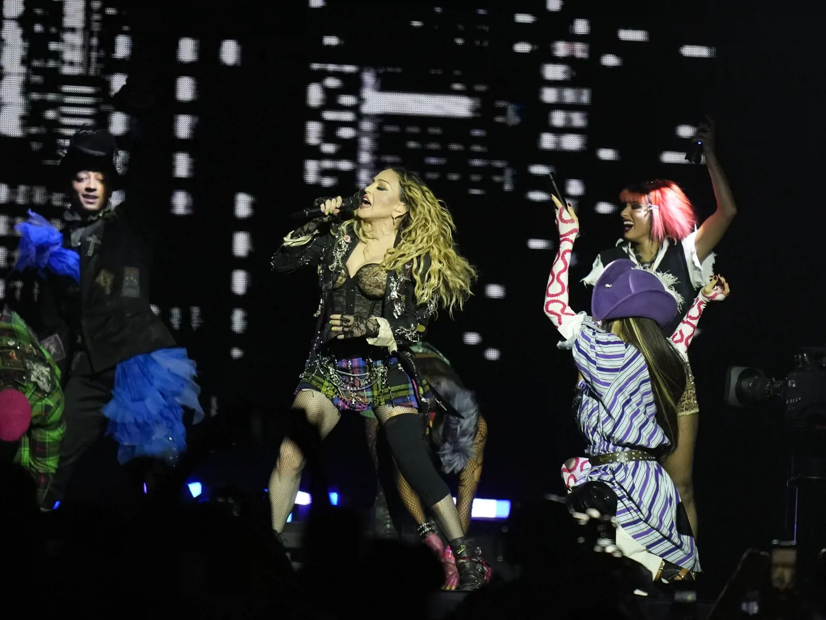 Americká speváčka  Madonna vystupuje počas bezplatného koncertu
na pláži Copacabana v brazílskom Riu de Janeiro v sobotu 4. mája 2024. Brazílsky koncert uzavrel turné Celebration, ktoré kráľovná popu odštartovala vlani v októbri v Londýne. FOTO TASR/AP