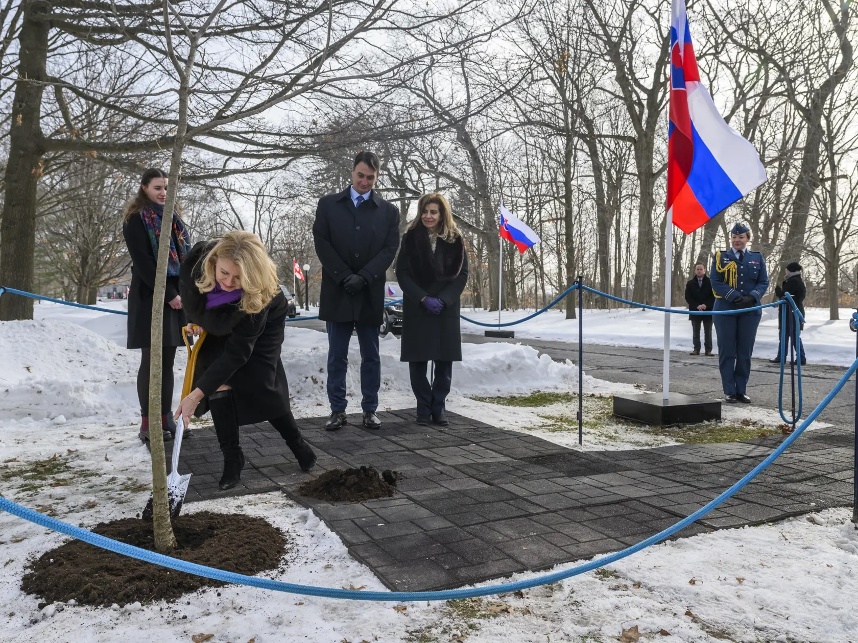 Vľavo prezidentka SR Zuzana Čaputová a jej partner Juraj Rizman počas symbolického sadenia stromu po stretnutí so zástupkyňou generálnej guvernérky Kanady, sudkyňou Najvyššieho súdu Kanady Andromache Karakatsanisovou (vpravo) v sídle generálnej guvernérky Rideau Hall v Ottawe 30. januára 2024.