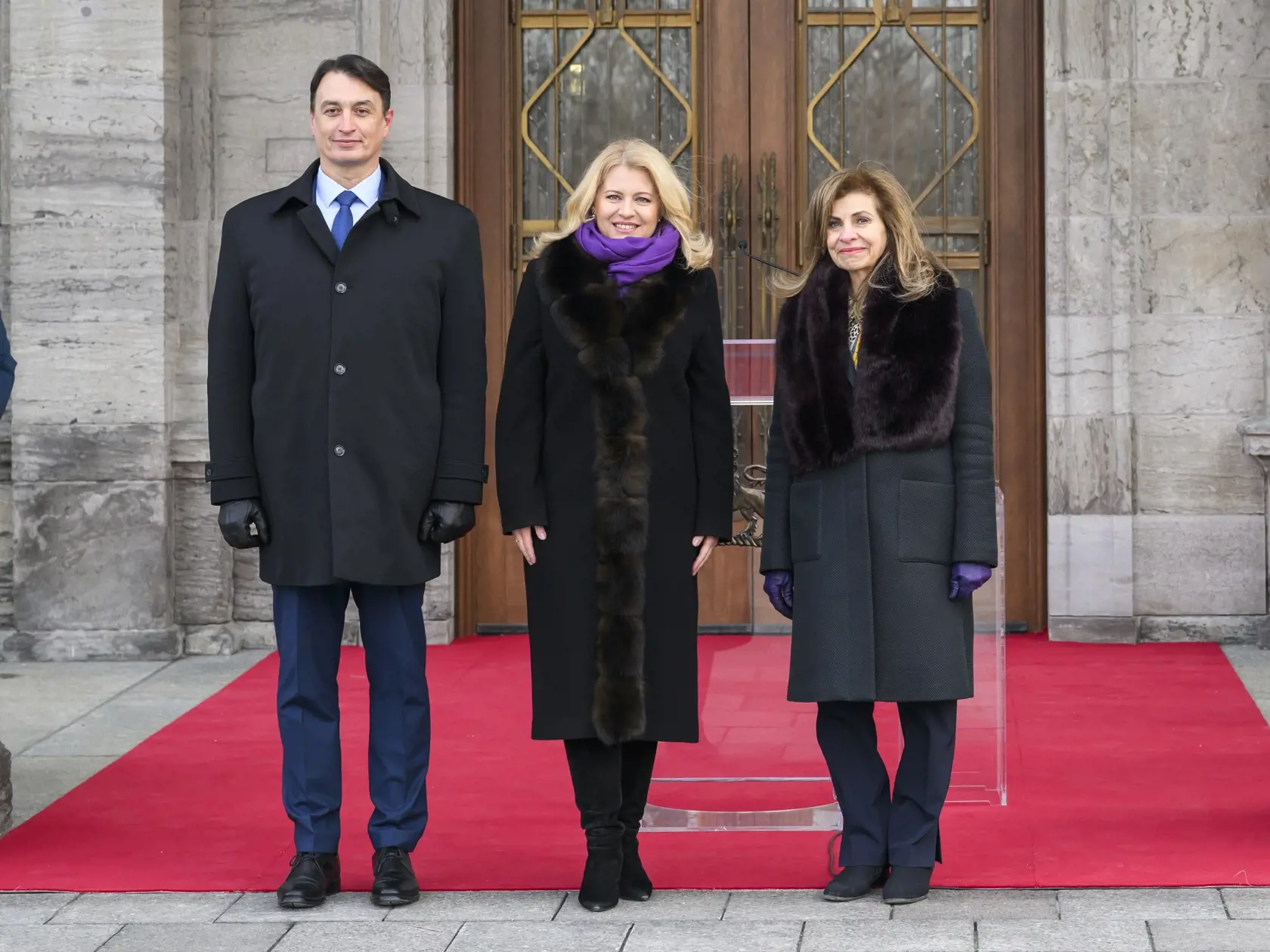 Uprostred prezidentka SR Zuzana Čaputová a jej partner Juraj Rizman počas spoločnej fotografie na stretnutí so zástupkyňou generálnej guvernérky Kanady, sudkyňou Najvyššieho súdu Kanady Andromache Karakatsanisovou (vpravo) v sídle generálnej guvernérky Rideau Hall v Ottawe 30. januára 2024.