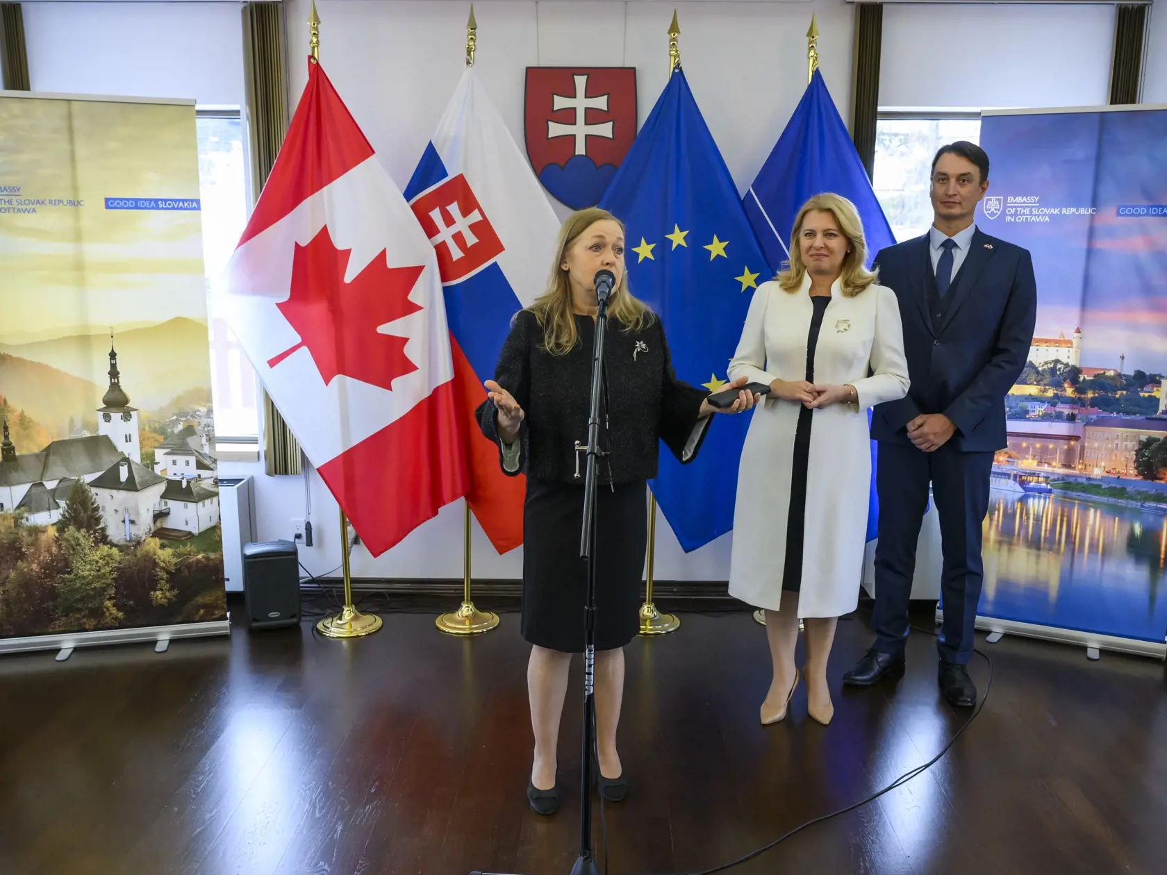 Vpravo prezidentka SR Zuzana Čaputová a jej partner Juraj Rizman a vľavo mimoriadna a splnomocnená veľvyslankyňa Slovenskej republiky v Kanade so sídlom v Ottawe Viera Grigová počas stretnutia s krajskou komunitou za účasti členov Skupiny priateľstva parlamentu Kanady na Veľvyslanectve SR v Ottawe 30. januára 2024.