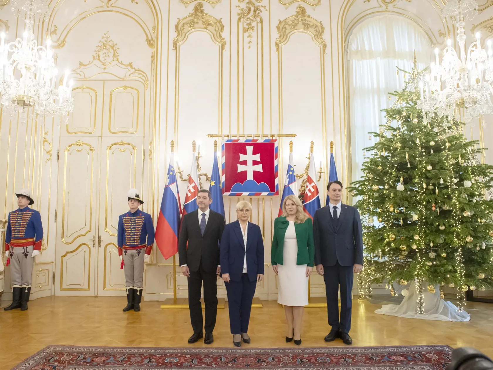 Prezidentka Zuzana Čaputová (druhá vpravo) s partnerom Jurajom Rizmanom (vpravo) a druhá vľavo slovinská prezidentka Nataša Pircová Musarová s manželom Alešom Musarom pózujú počas prijatia v Prezidentskom paláci v stredu 20. decembra 2023 v Bratislave.