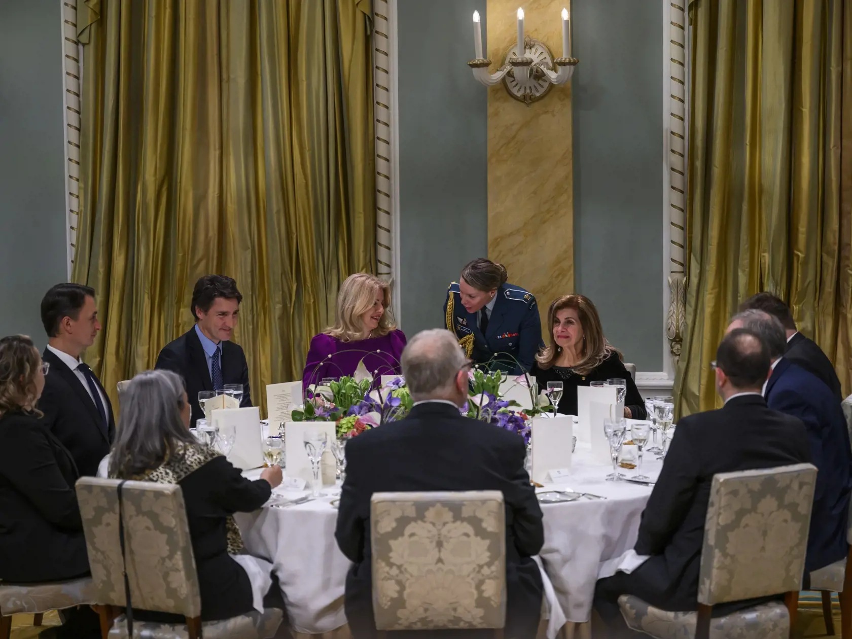 Prezidentka SR Zuzana Čaputová, jej partner Juraj Rizman (druhý vľavo) a kanadský premiér Justin Trudeau (tretí vľavo) počas štátnej večere v Ottawe 30. januára 2024.