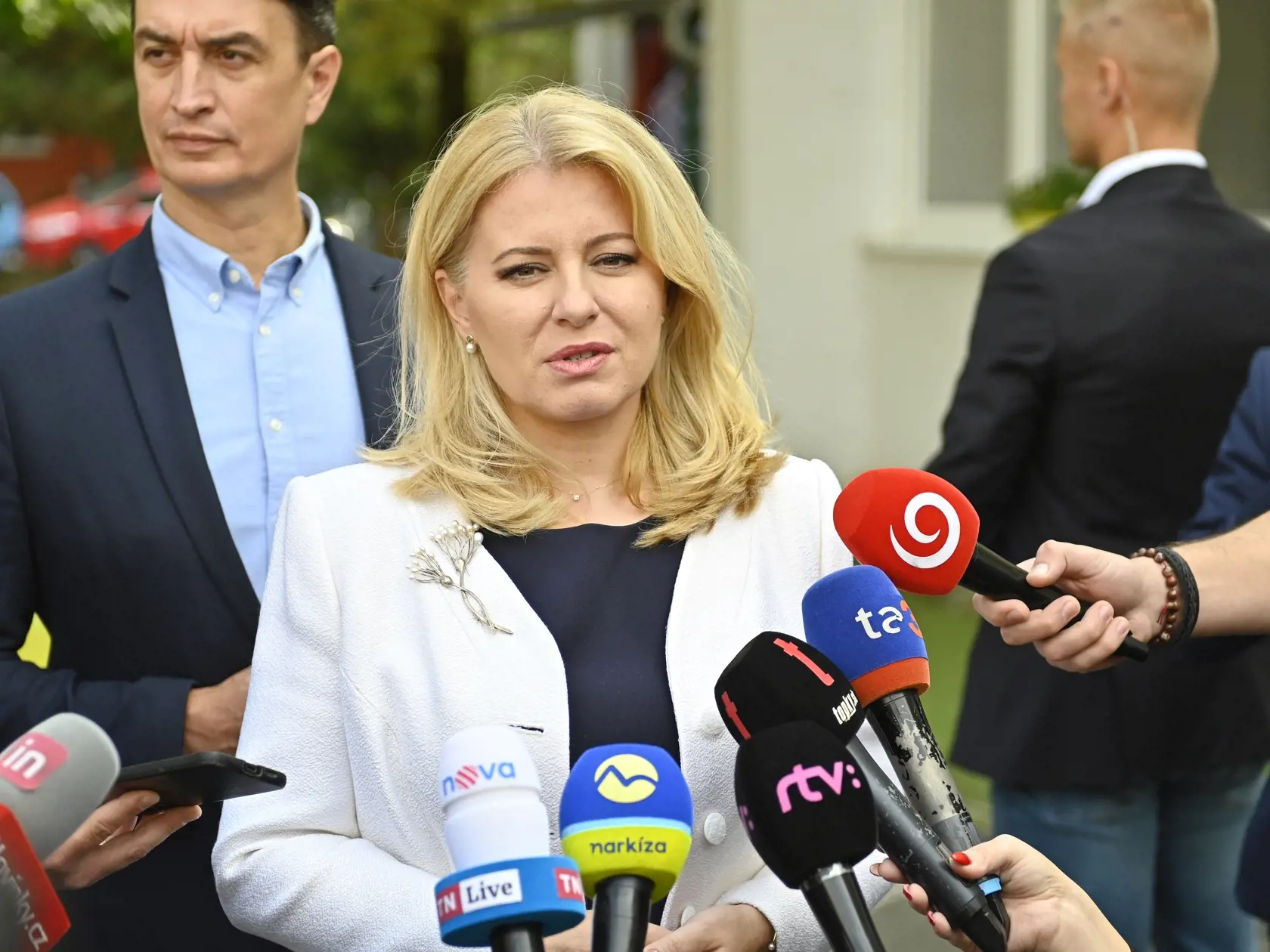 Prezidentka SR Zuzana Čaputová hovorí s novinármi po hlasovaní v Pezinku počas predčasných parlamentných volieb na Slovensku v sobotu 30. septembra 2023. Vľavo za ňou stojí Juraj Rizman.