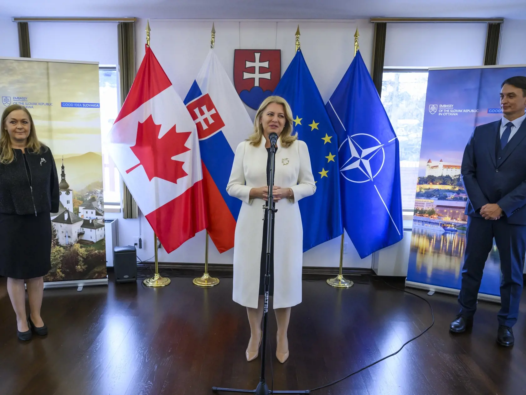 Uprostred prezidentka SR Zuzana Čaputová, vpravo jej partner Juraj Rizman a vľavo mimoriadna a splnomocnená veľvyslankyňa Slovenskej republiky v Kanade so sídlom v Ottawe Viera Grigová počas stretnutia s krajskou komunitou za účasti členov Skupiny priateľstva parlamentu Kanady na Veľvyslanectve SR v Ottawe 30. januára 2024.