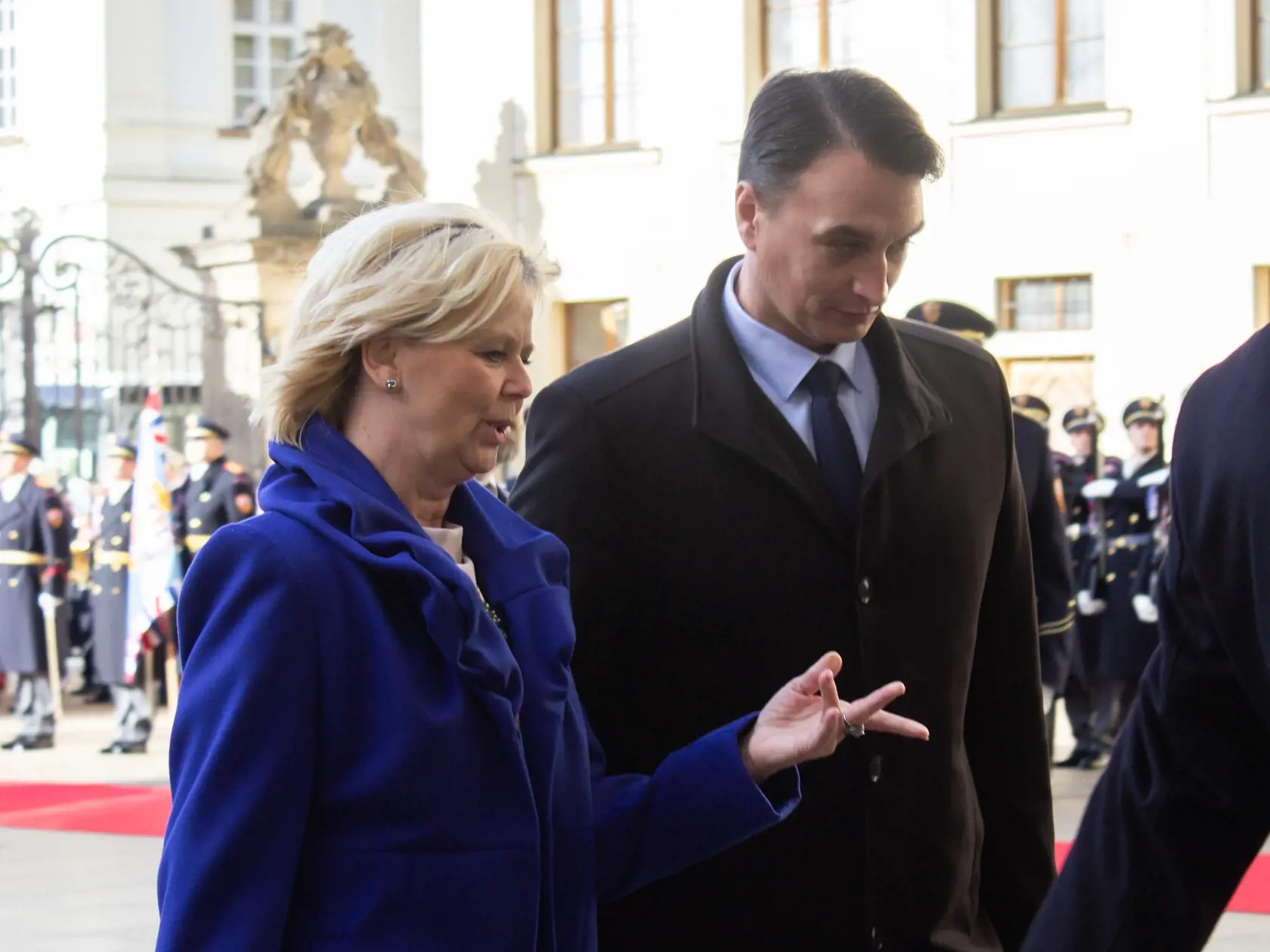 Manželka českého prezidenta Eva Pavlová a partner slovenskej prezidentky Zuzany Čaputovej Juraj Rizman počas uvítacieho ceremoniálu na Pražskom hrade 16. novembra 2023.