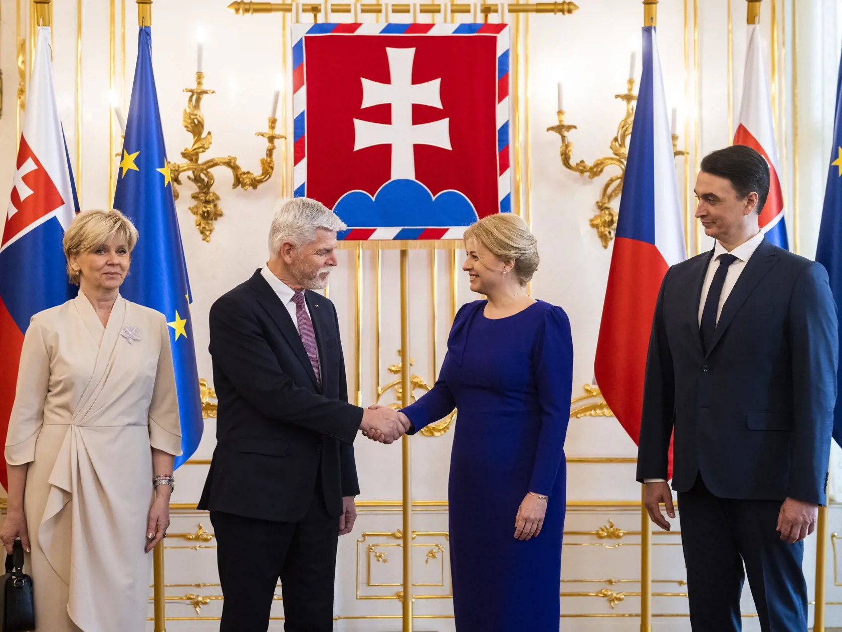 Sprava partner prezidentky SR Zuzany Čaputovej Juraj Rizman, slovenská prezidentka Zuzana Čaputová, český prezident Petr Pavel, jeho manželka Eva Pavlová v Prezidentskom paláci v pondelok 13. marca 2023 v Bratislave.