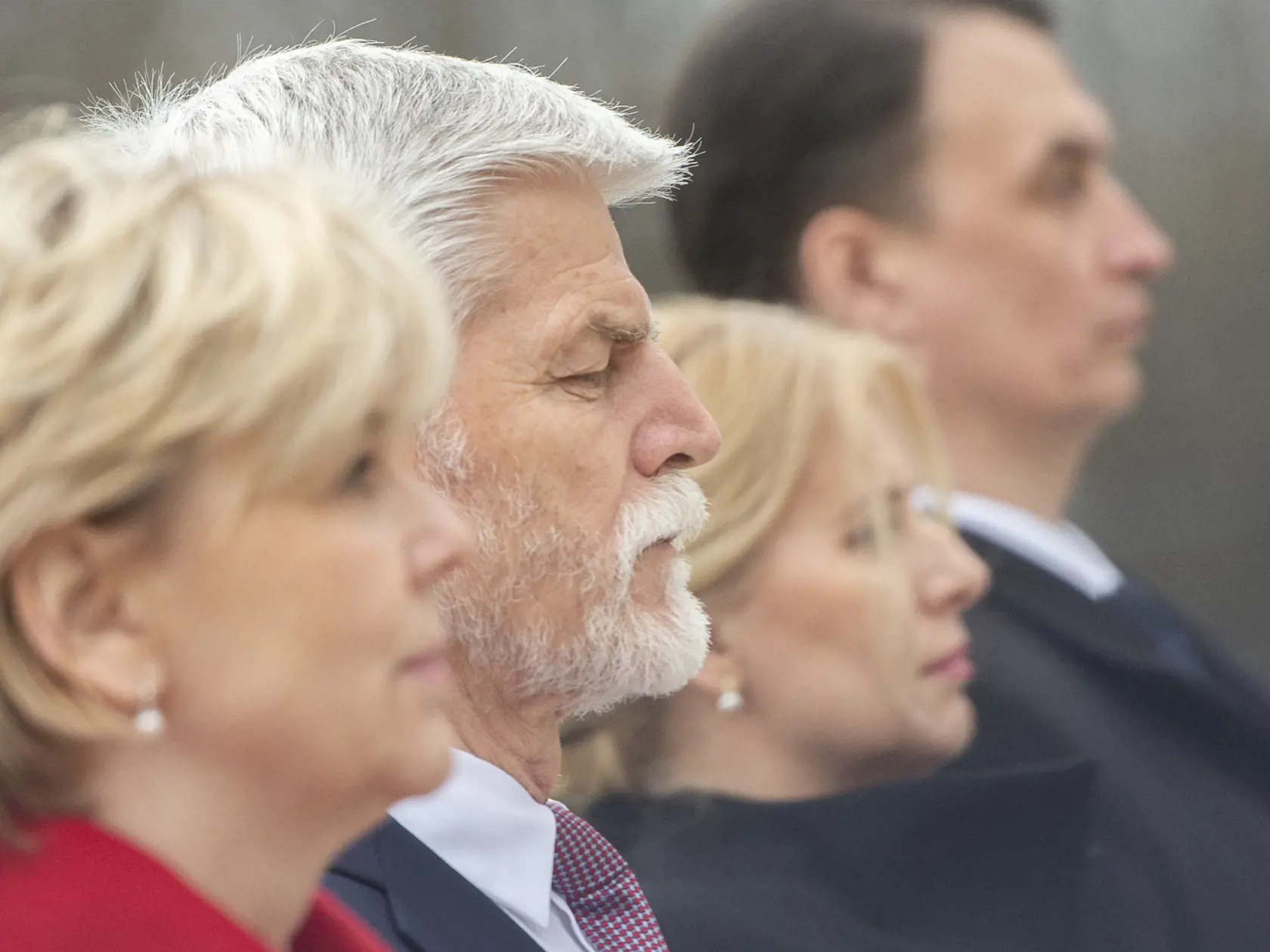 Hlavy štátov druhý zľava prezident Českej republiky Petr Pavel s manželkou Evou a tretia zľava prezidentka SR Zuzana Čaputová s partnerom Jurajom Rizmanom si po rokovaniach v Prezidentskom paláci uctili pamiatku zakladateľov prvej Československej republiky T. G. Masaryka a M. R. Štefánika pri ich pamätníkoch na nábreží Dunaja v Bratislave 13. marca 2023.