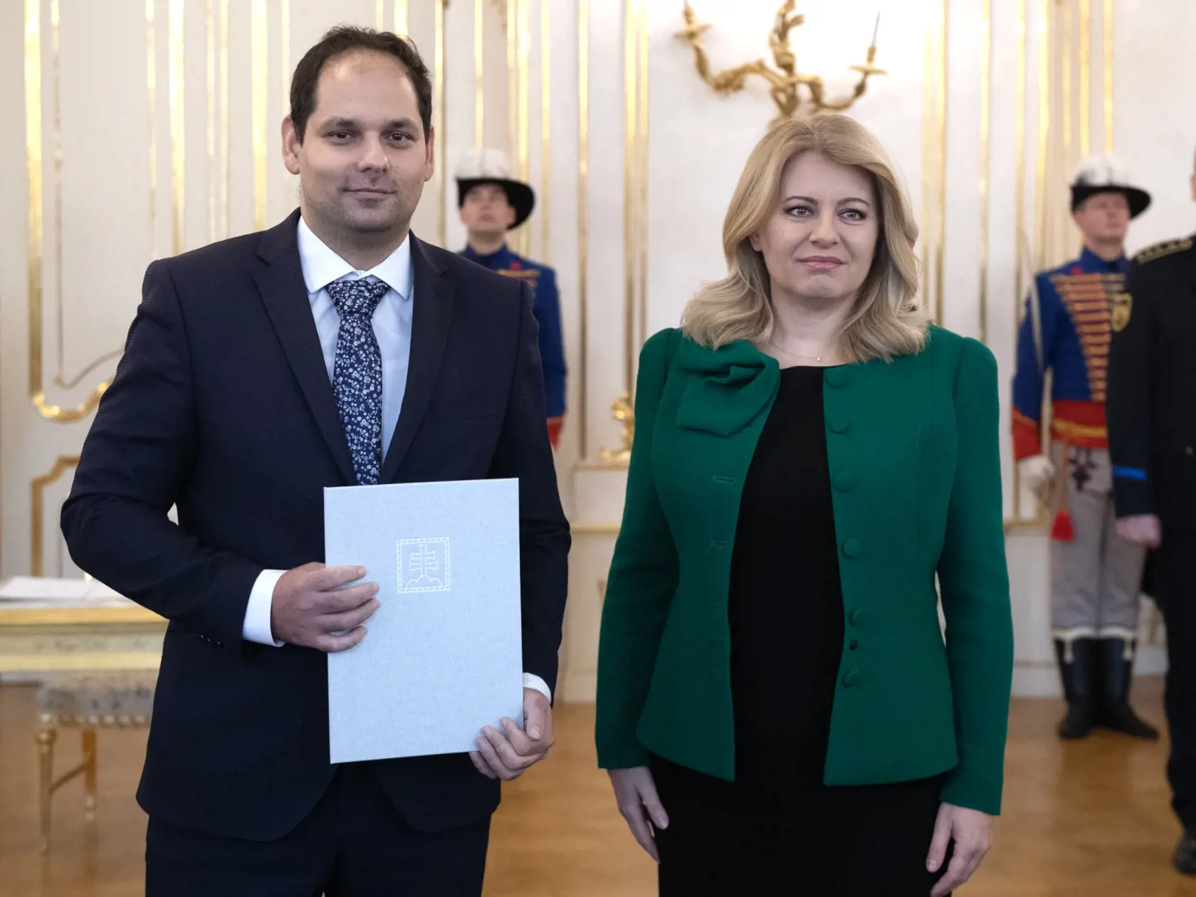 Prezidentka SR Zuzana Čaputová (vpravo) a vymenovaný sudca Jozef Greguš (Okresný súd v Trnave) pózujú počas vymenovania nových sudcov a sudkýň všeobecných súdov v Prezidentskom paláci v Bratislave v utorok 27. februára 2024.