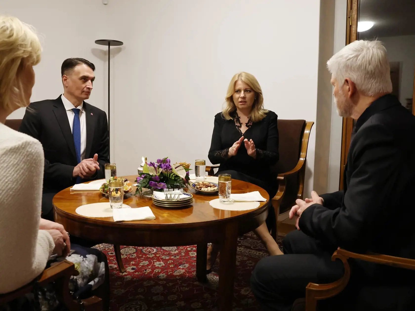 Slovenská prezidentka Zuzana Čaputová i jej český kolega Petr Pavel prišli na pozvanie Knižnice Václava Havla na predpremiéru filmu o Václavovi Havlovi s názvom Tady Havel, slyšíte mě?. Konala sa v Jazdiarni Pražského hradu. Petr Pavel prišiel s manželkou Evou, Zuzana Čaputová s partnerom Jurajom Rizmanom.