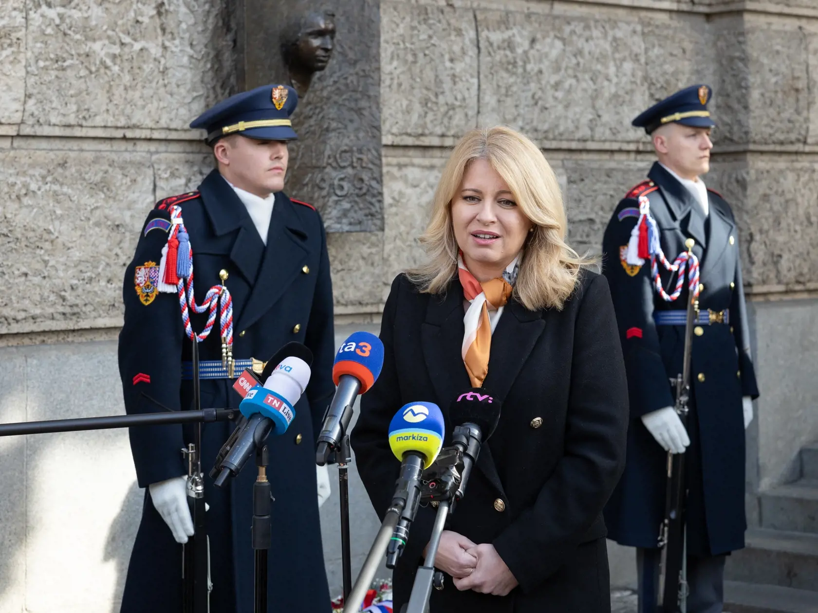 Prezidentka Slovenskej republiky Zuzana Čaputová si pri príležitosti návštevy Prahy uctila položením venca pri pamätníku Jána Palacha pred budovou Filizofickej fakulty Karlovej univerzity obete teroristického útoku.
