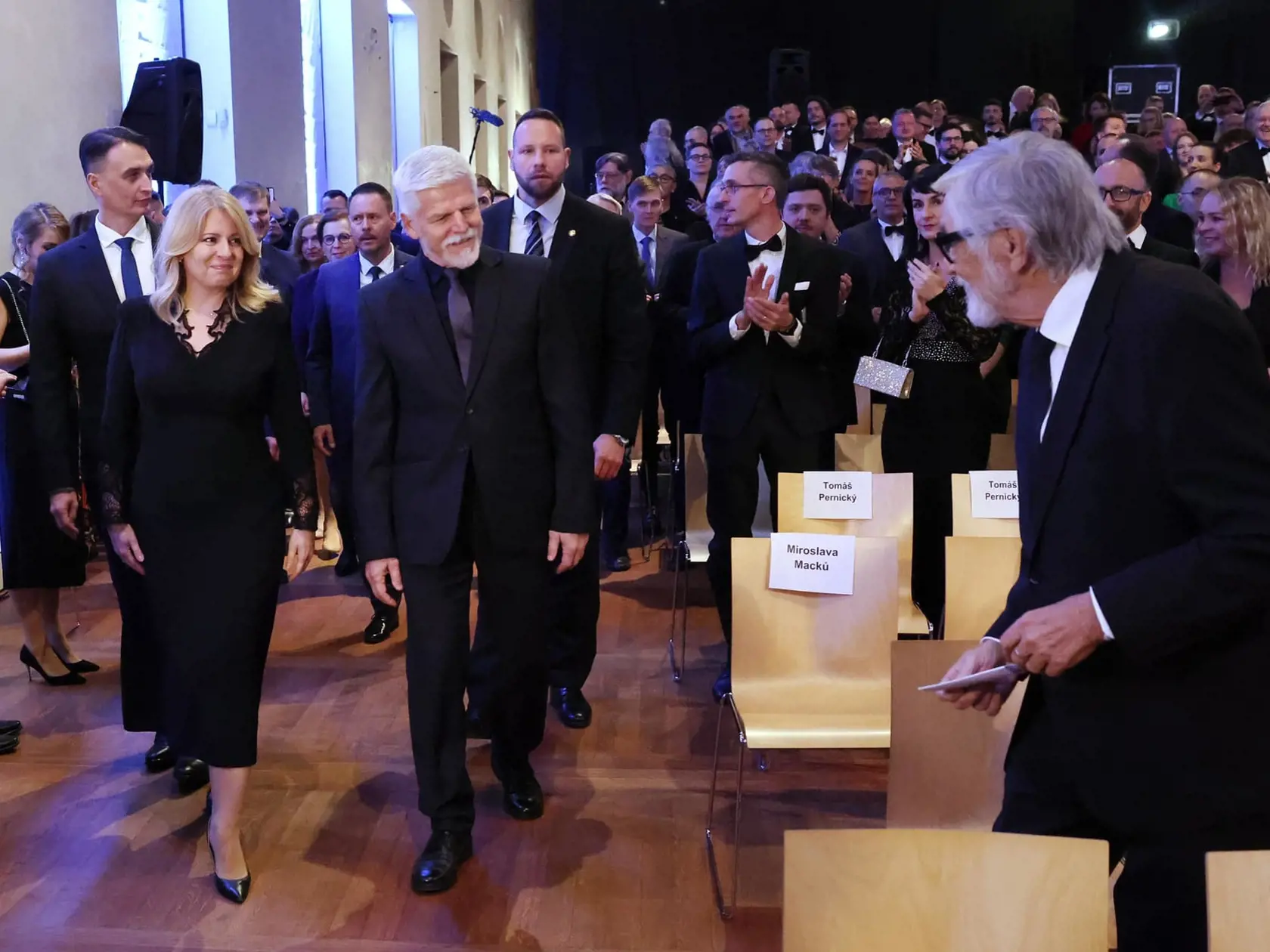 Zuzana Čaputová v elegantných čiernych šatách, vedľa nej český prezident Petr Pavel. Naša prezidentka podotkla, že toto ešte nie je rozlúčková návšteva, na tú ešte len príde.