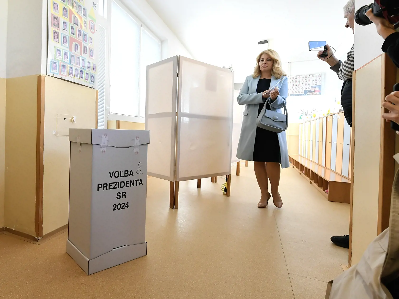 Prezidentka SR Zuzana Čaputová vo volebnej miestnosti v prvom kole prezidentských volieb 23. marca 2024 v Pezinku.