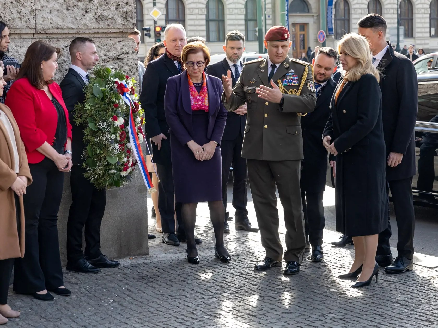 Prezidentka Slovenskej republiky Zuzana Čaputová si pri príležitosti návštevy Prahy uctila položením venca pri pamätníku Jána Palacha pred budovou Filizofickej fakulty Karlovej univerzity obete teroristického útoku.