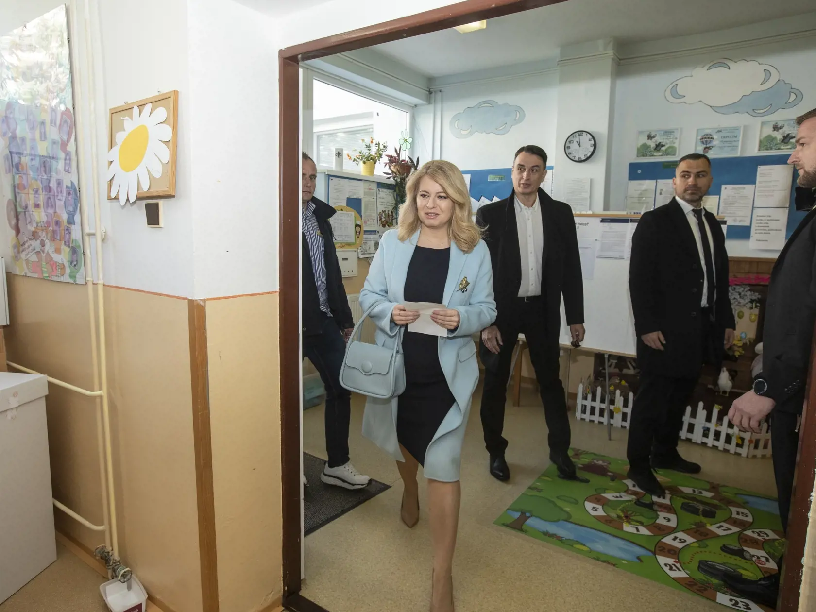 Na snímke je prezidentka Zuzana Čaputová vo volebnej miestnosti v Pezinku, kde hlasovala v 1. kole prezidentských volieb.