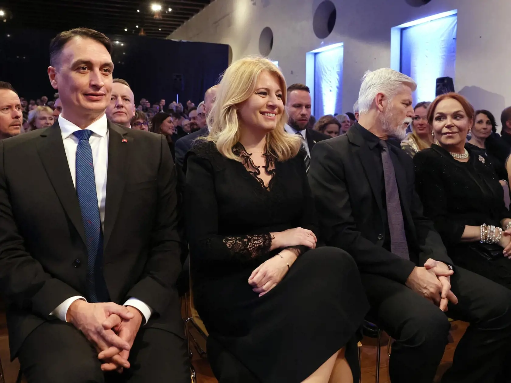 Zuzana Čaputová prišla s priateľom Jurajom Rizmanom. Vedľa nej sedí český prezident Petr Pavel a Dagmar Havlová.