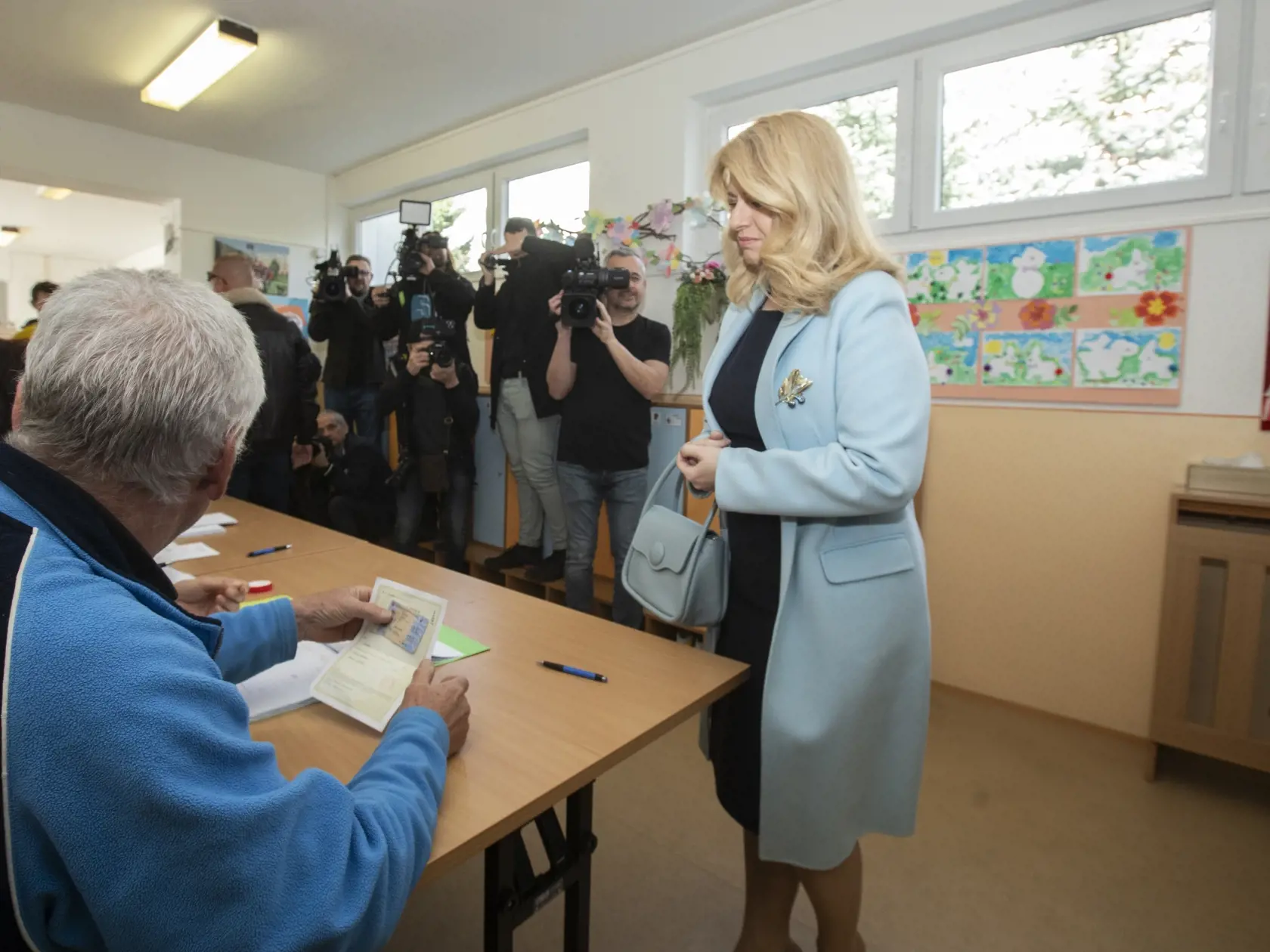 Na snímke je prezidentka Zuzana Čaputová vo volebnej miestnosti v Pezinku, kde hlasovala v 1. kole prezidentských volieb.
