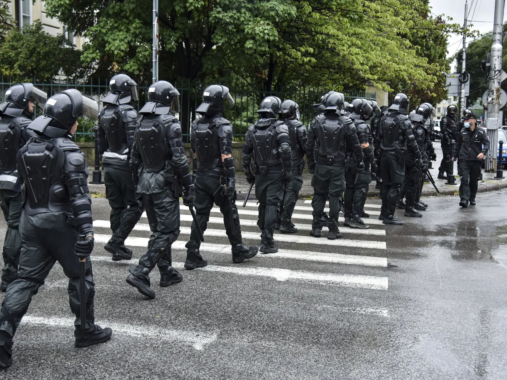 Na snímke ťažkoodenci a príslušníci Policajného zboru SR dohliadajú na priebeh protestu proti pandemickým opatreniam a proti prezidentke SR, členom vlády a parlamentu pred Prezidentským palácom na Hodžovom námestí 5. augusta 2021 v Bratislave. FOTO TASR - Pavol Zachar