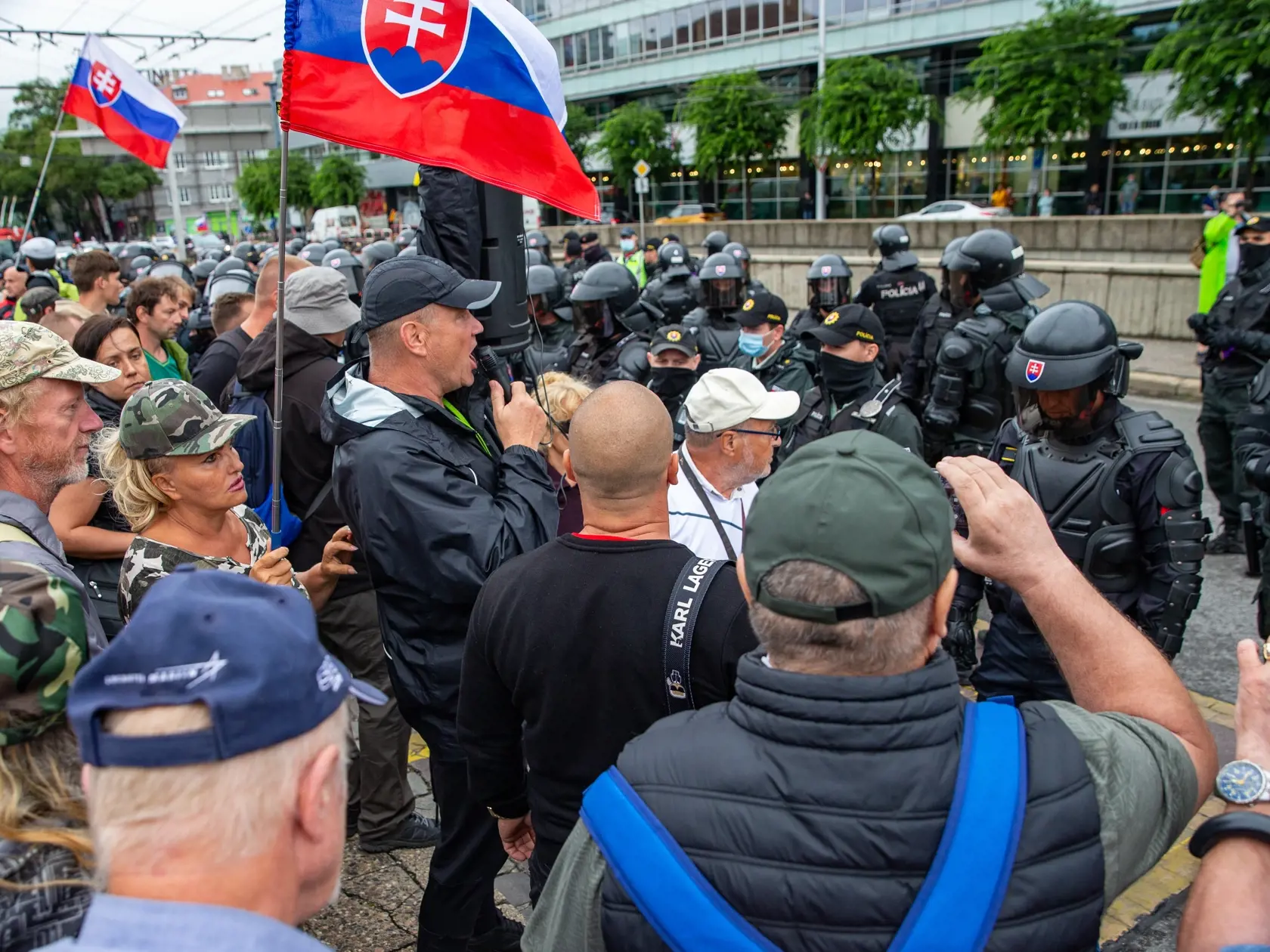 Demonštrácia v centre Bratislavy proti očkovaniu, pandemickým opatreniam, prezidentke SR Zuzane Čaputovej, členom vlády a parlamentu.