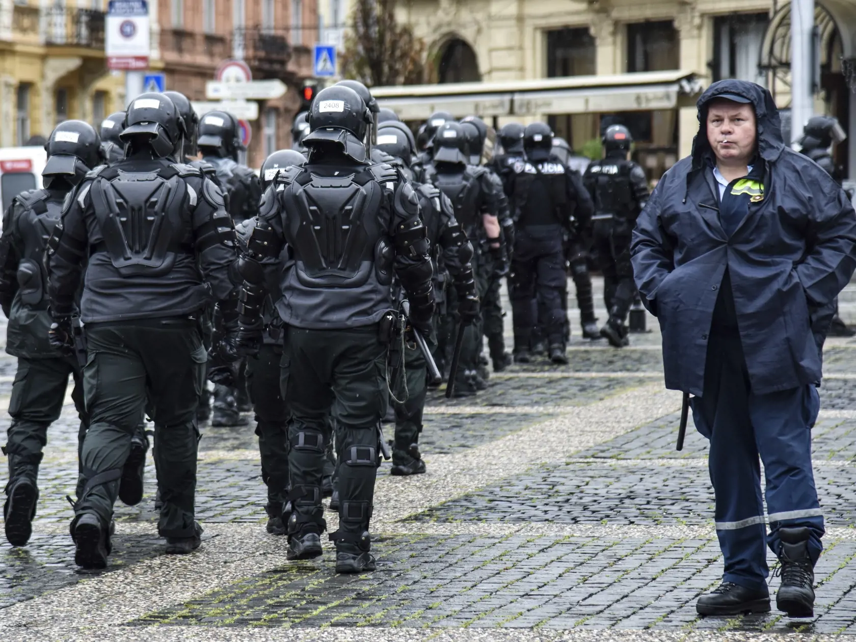 Na snímke ťažkoodenci a príslušníci Policajného zboru SR dohliadajú na priebeh protestu proti pandemickým opatreniam a proti prezidentke SR, členom vlády a parlamentu pred Prezidentským palácom na Hodžovom námestí 5. augusta 2021 v Bratislave. FOTO TASR - Pavol Zachar