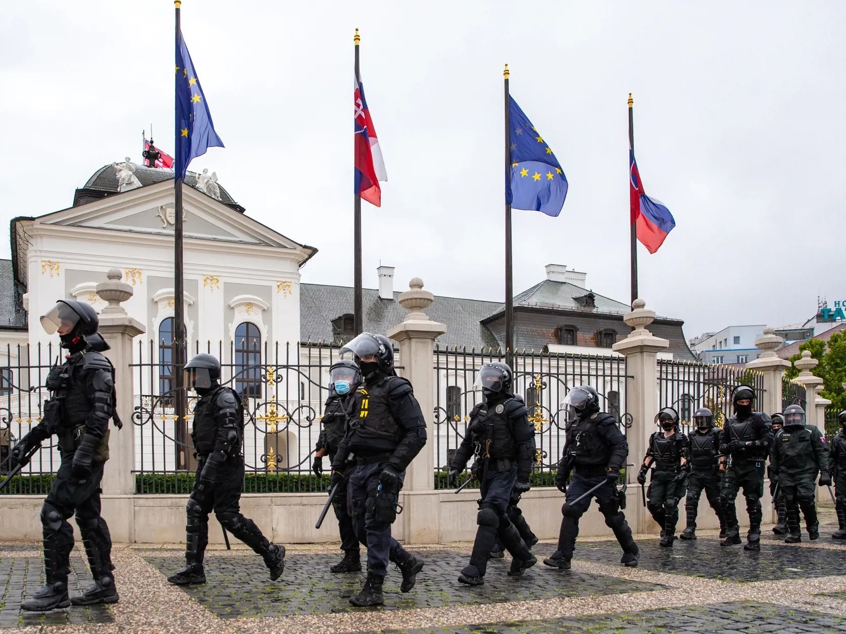 Demonštrácia v centre Bratislavy proti očkovaniu, pandemickým opatreniam, prezidentke SR Zuzane Čaputovej, členom vlády a parlamentu.