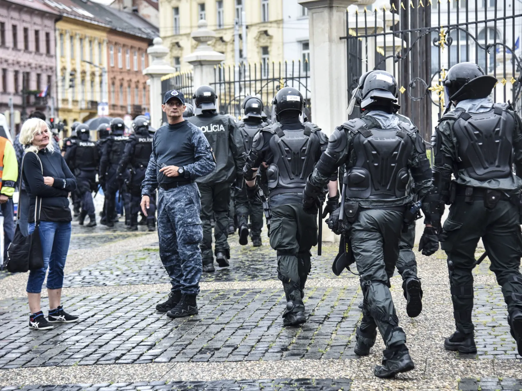 Na snímke ťažkoodenci a príslušníci Policajného zboru SR dohliadajú na priebeh protestu proti pandemickým opatreniam a proti prezidentke SR, členom vlády a parlamentu pred Prezidentským palácom na Hodžovom námestí 5. augusta 2021 v Bratislave. FOTO TASR - Pavol Zachar