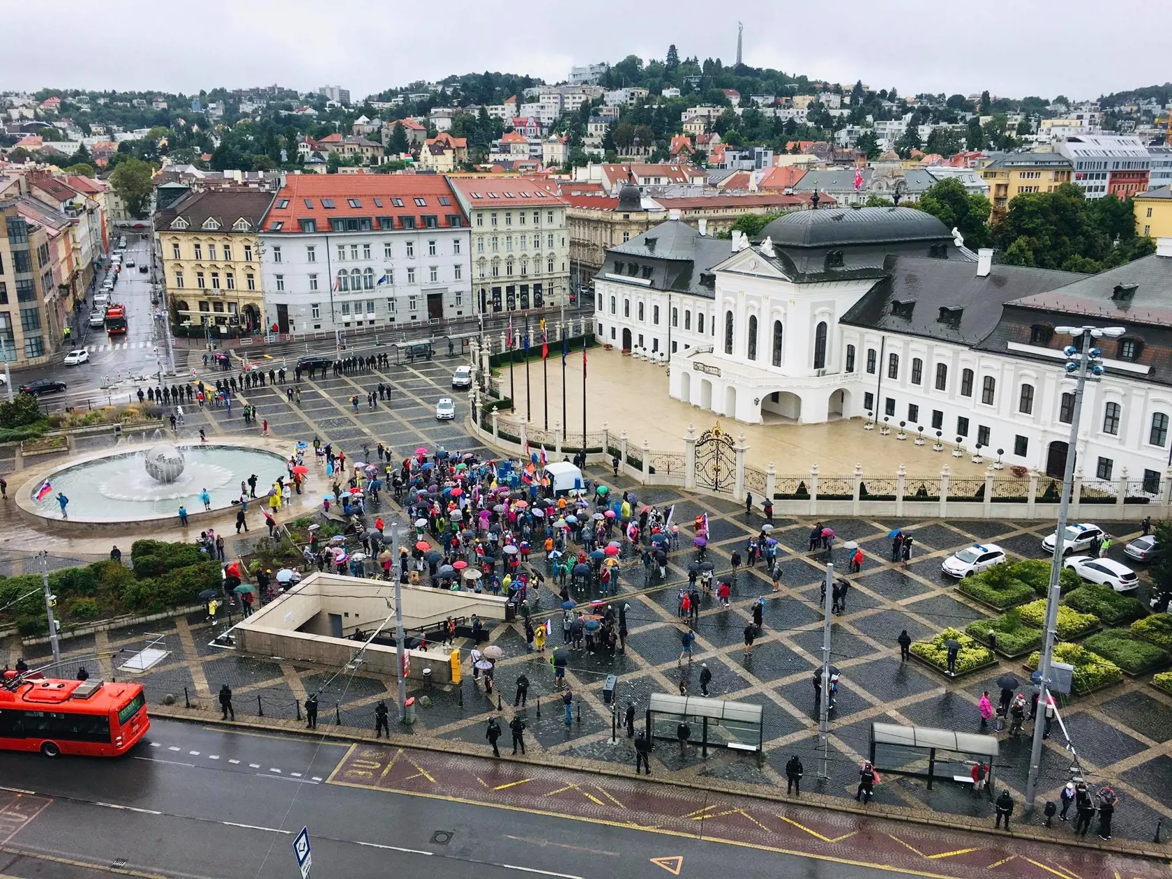 Protest pred prezidentským palácom (5. august)