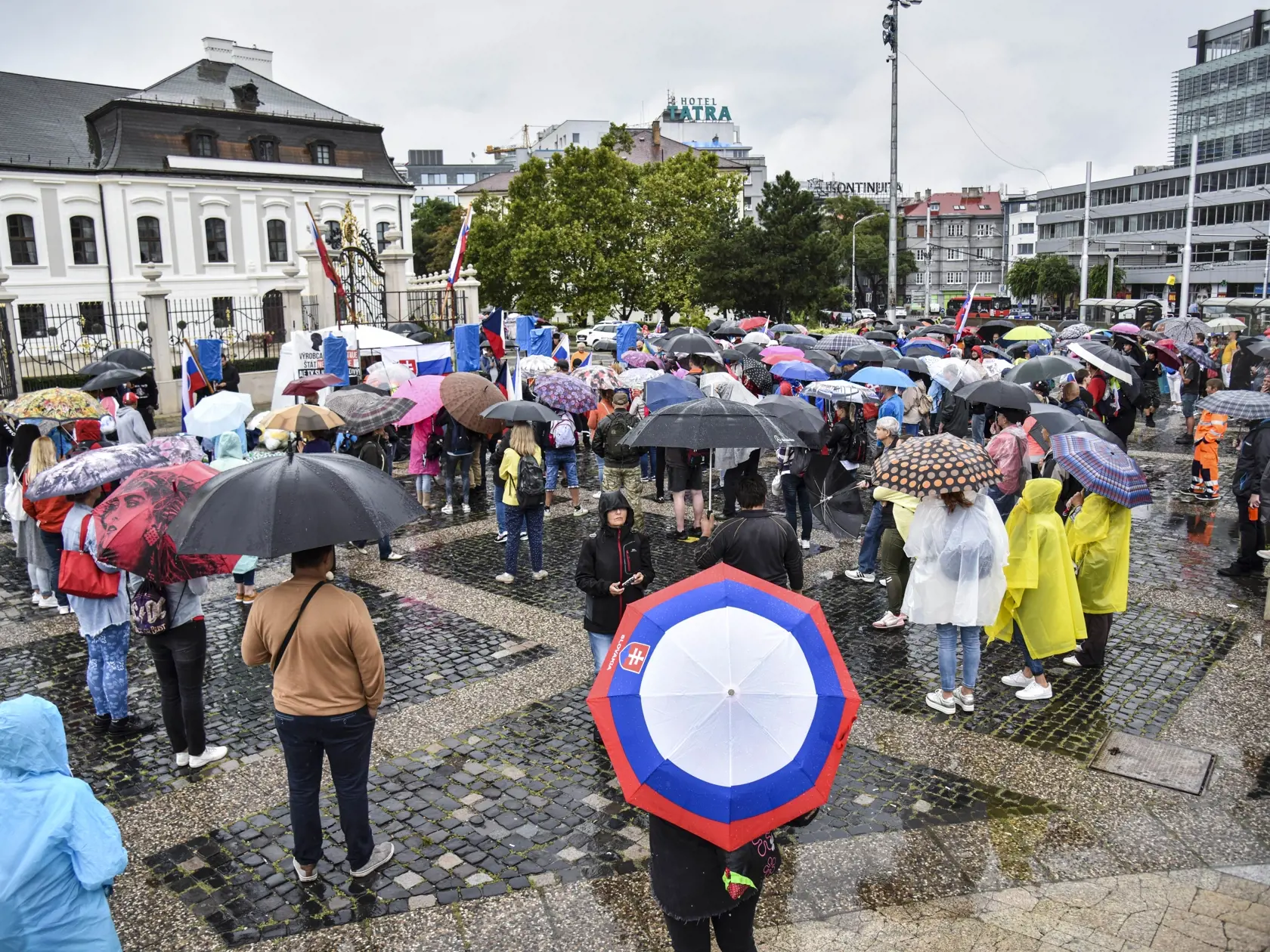 Na snímke účastníci počas protestu proti pandemickým opatreniam a proti prezidentke SR, členom vlády a parlamentu pred Prezidentským palácom na Hodžovom námestí 5. augusta 2021 v Bratislave. FOTO TASR - Pavol Zachar