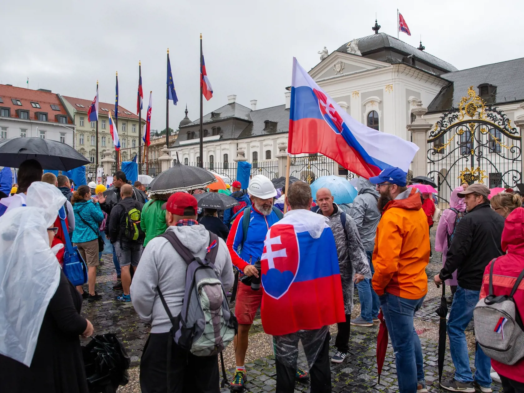Demonštrácia v centre Bratislavy proti očkovaniu, pandemickým opatreniam, prezidentke SR Zuzane Čaputovej, členom vlády a parlamentu.