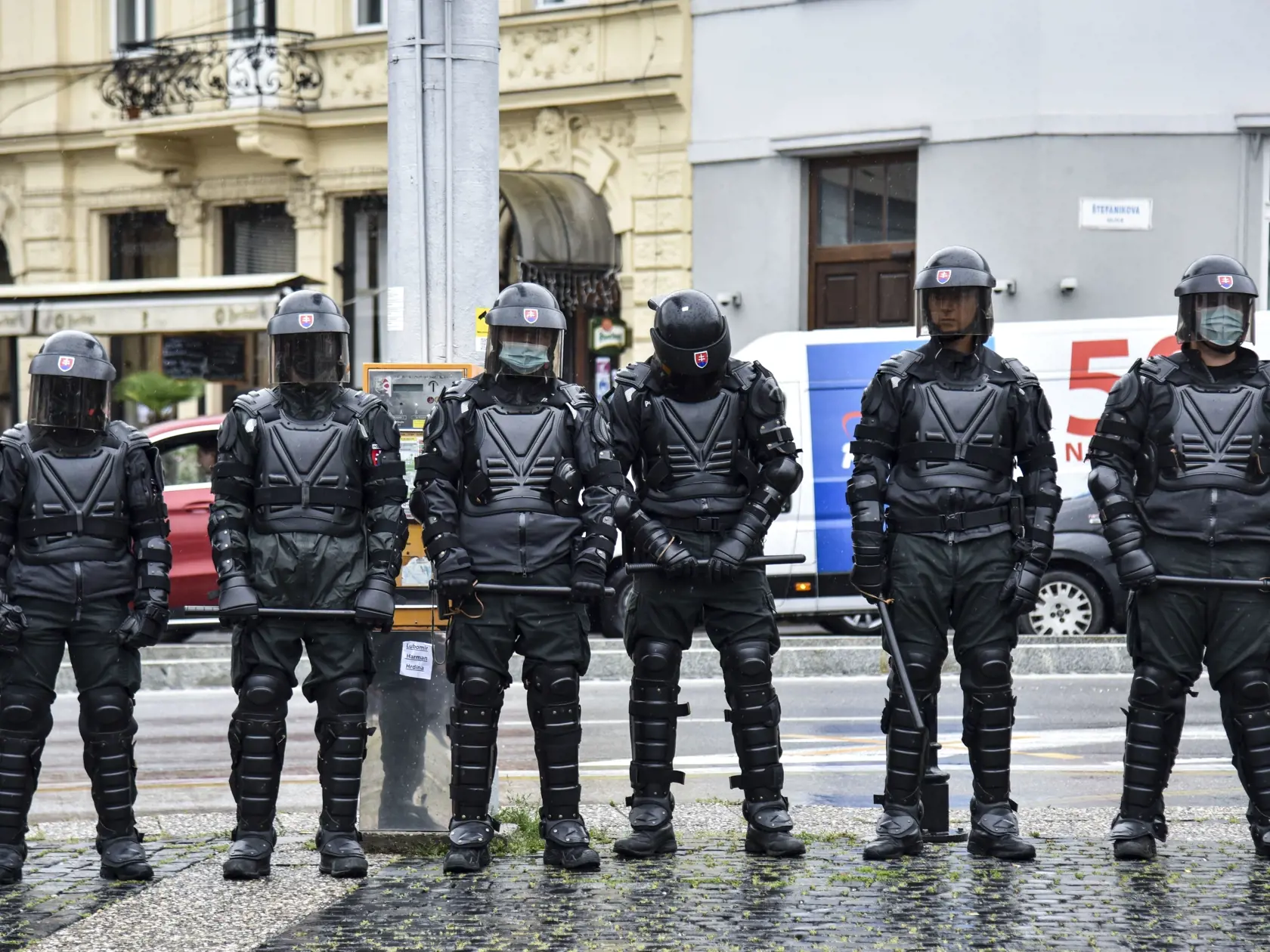 Na snímke ťažkoodenci dohliadajú na priebeh protestu proti pandemickým opatreniam a proti prezidentke SR, členom vlády a parlamentu pred Prezidentským palácom na Hodžovom námestí 5. augusta 2021 v Bratislave. FOTO TASR - Pavol Zachar