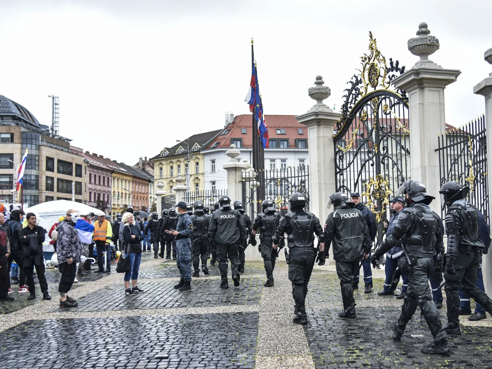 Na snímke ťažkoodenci a príslušníci Policajného zboru SR dohliadajú na priebeh protestu proti pandemickým opatreniam a proti prezidentke SR, členom vlády a parlamentu pred Prezidentským palácom na Hodžovom námestí 5. augusta 2021 v Bratislave. FOTO TASR - Pavol Zachar