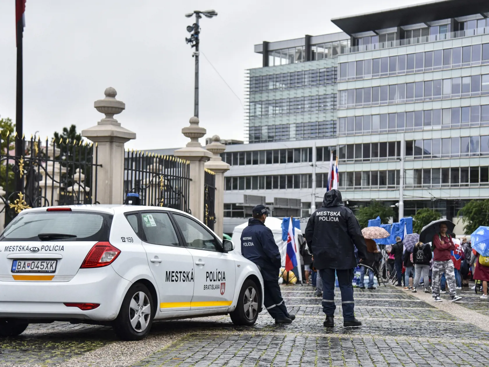 Na snímke ťažkoodenci a príslušníci Policajného zboru SR dohliadajú na priebeh protestu proti pandemickým opatreniam a proti prezidentke SR, členom vlády a parlamentu pred Prezidentským palácom na Hodžovom námestí 5. augusta 2021 v Bratislave. FOTO TASR - Pavol Zachar