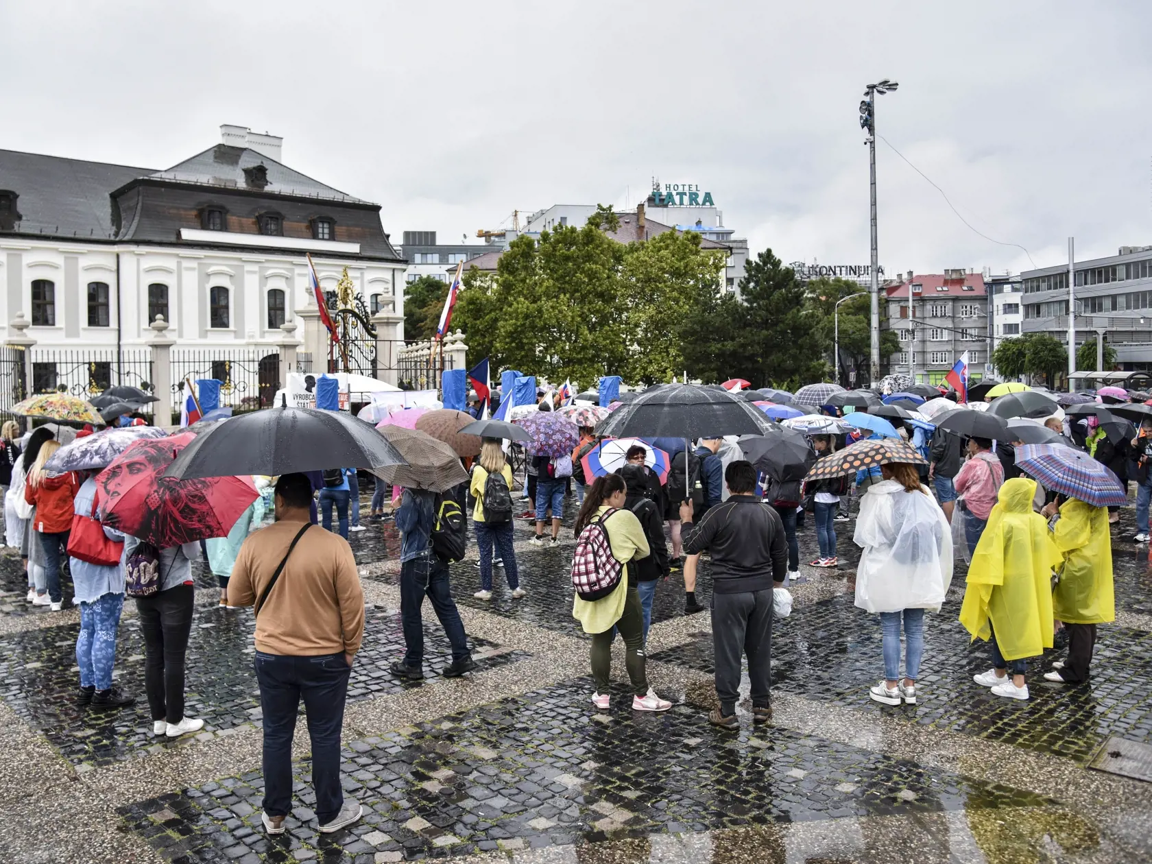 Na snímke účastníci počas protestu proti pandemickým opatreniam a proti prezidentke SR, členom vlády a parlamentu pred Prezidentským palácom na Hodžovom námestí 5. augusta 2021 v Bratislave. FOTO TASR - Pavol Zachar