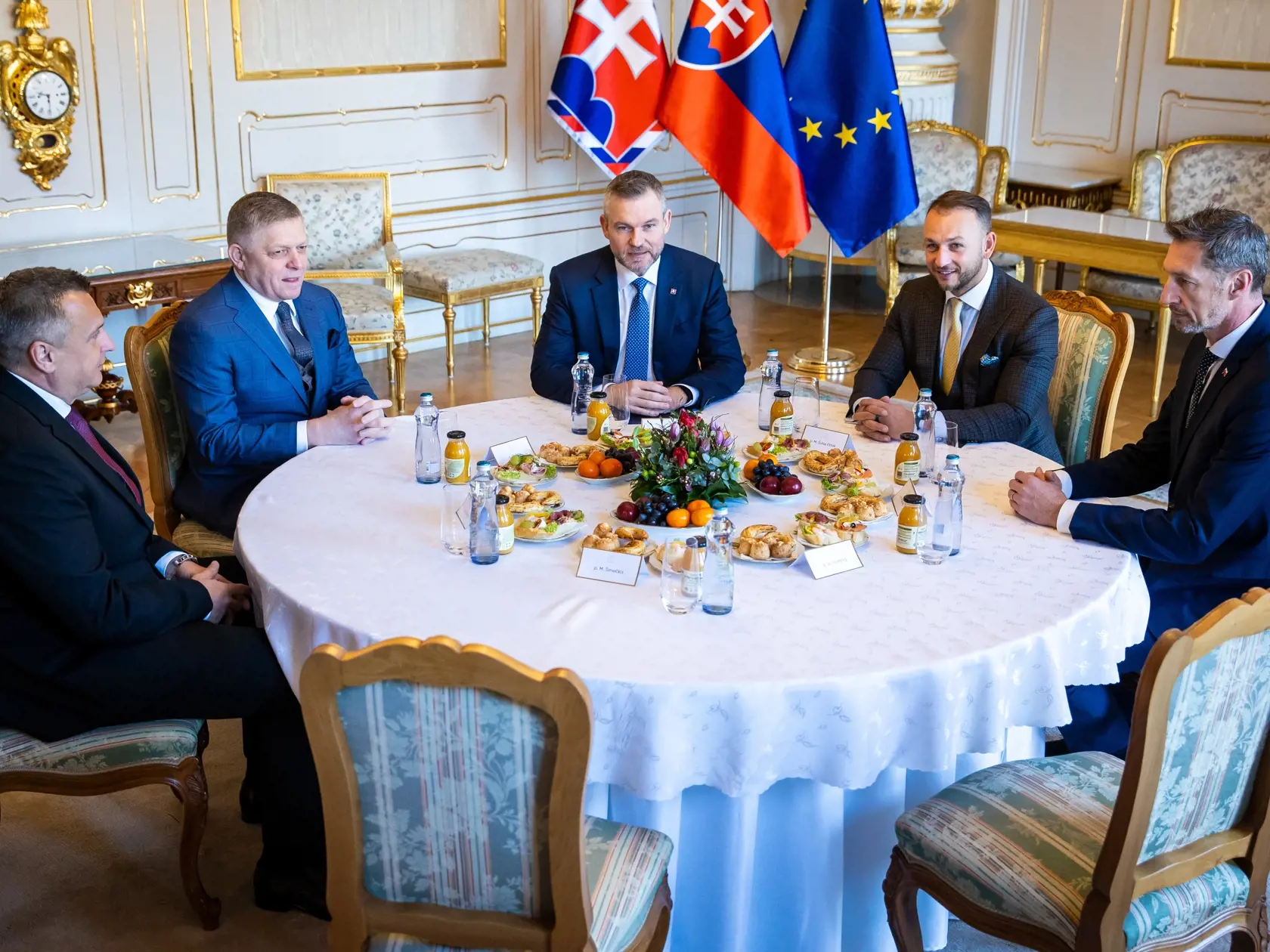 Stretnutie politických strán k zahraničnopolitickej orientácii Slovenska s prezidentom SR v prezidentskom paláci. Na snímke sú zľava Andrej Danko, predseda vlády SR Robert Fico, prezident SR Peter Pellegrini, minister vnútra Matúš Šutaj Eštok a Milan Majerský.