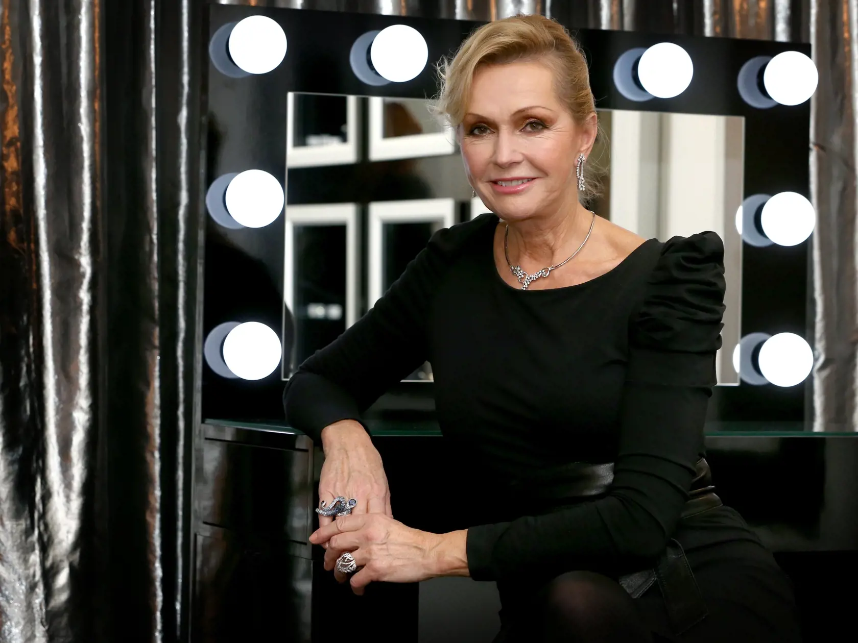 Ľudia: Speváčka Helena Vondráčková otvorila v Bratislave novú výstavu diamantov spoločnosti DIC, ktorej sa stala aj oficiálnou tvárou v Čechách a na Slovensku.
