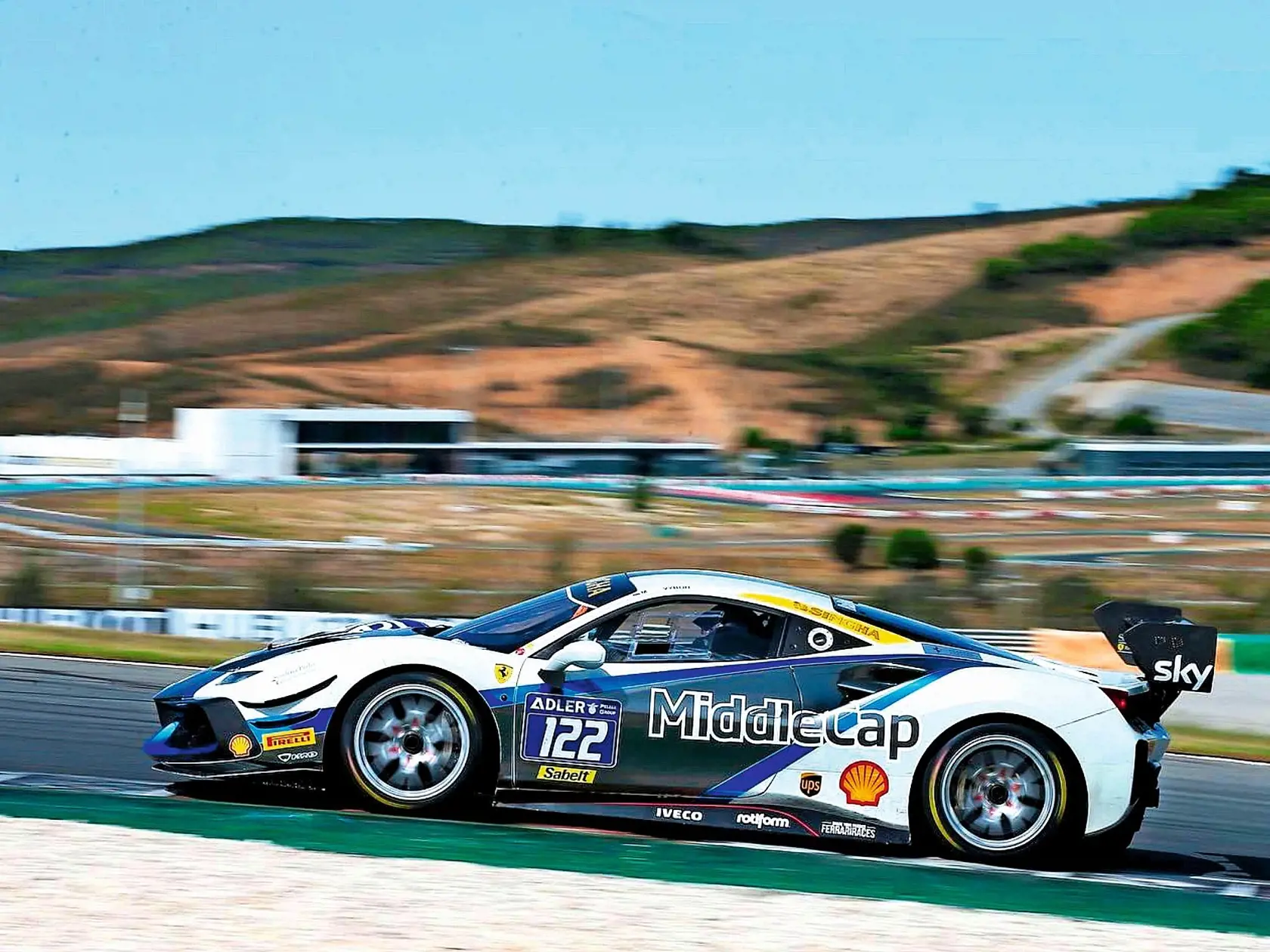 NA PRETEKOCH Auto, v ktorom pretekajú Výbohovci, je Ferrari 488 Challenge Evo.