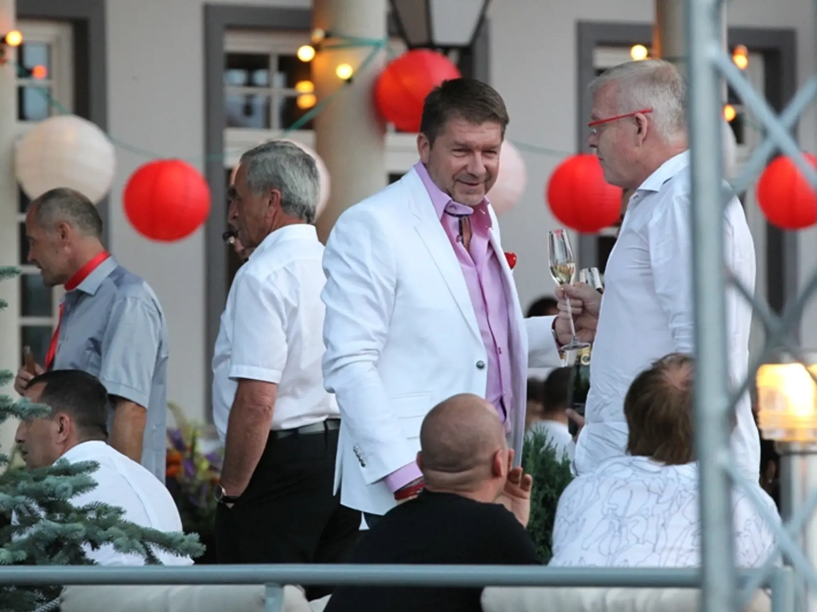 50. narodeniny ex generálneho riaditeľa RTVS Václava Miku na nábreží Dunaja v Bratislave. Na párty sa zabával aj Výboh.