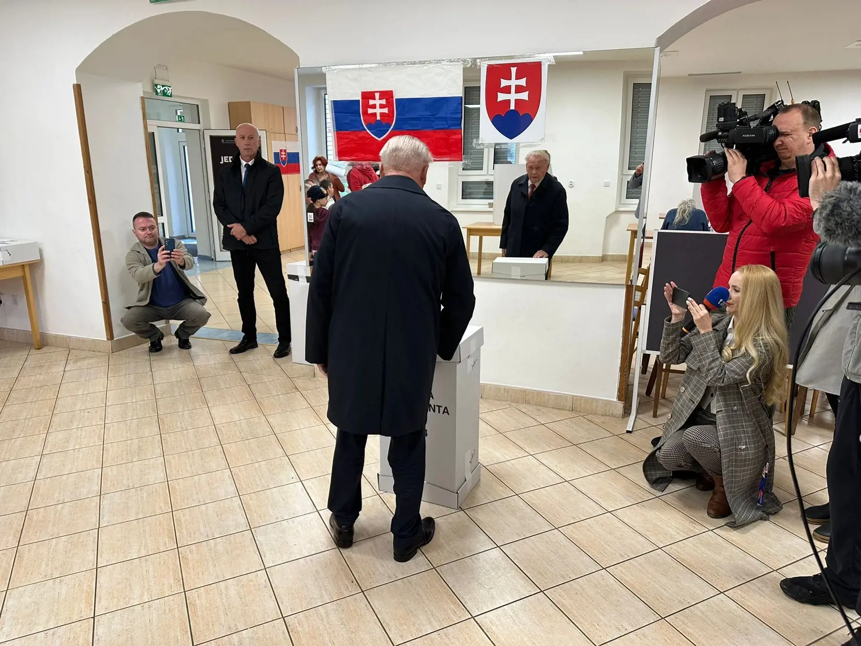 Bývalý prezident SR Rudolf Schuster bol odvoliť o 9:00 v priestoroch Univerzity veterinárneho lekárstva a farmácie v Košiciach.
