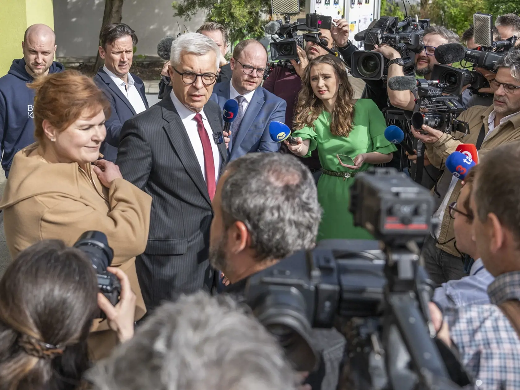 Na Slovensku sa v sobotu 6. apríla 2024 začalo v poradí šieste druhé kolo priamej voľby prezidenta Slovenskej republiky. Postúpili do neho Ivan Korčok a Peter Pellegrini, ktorým môžu občania dať svoj hlas vo volebných miestnostiach do 22 h. Na snímke prezidentský kandidát Ivan Korčok odpovedá na otázky novinárov po volebnom akte v druhom kole prezidentských volieb v Senci v sobotu 6. apríla 2024. FOTO TASR - Martin Baumann

