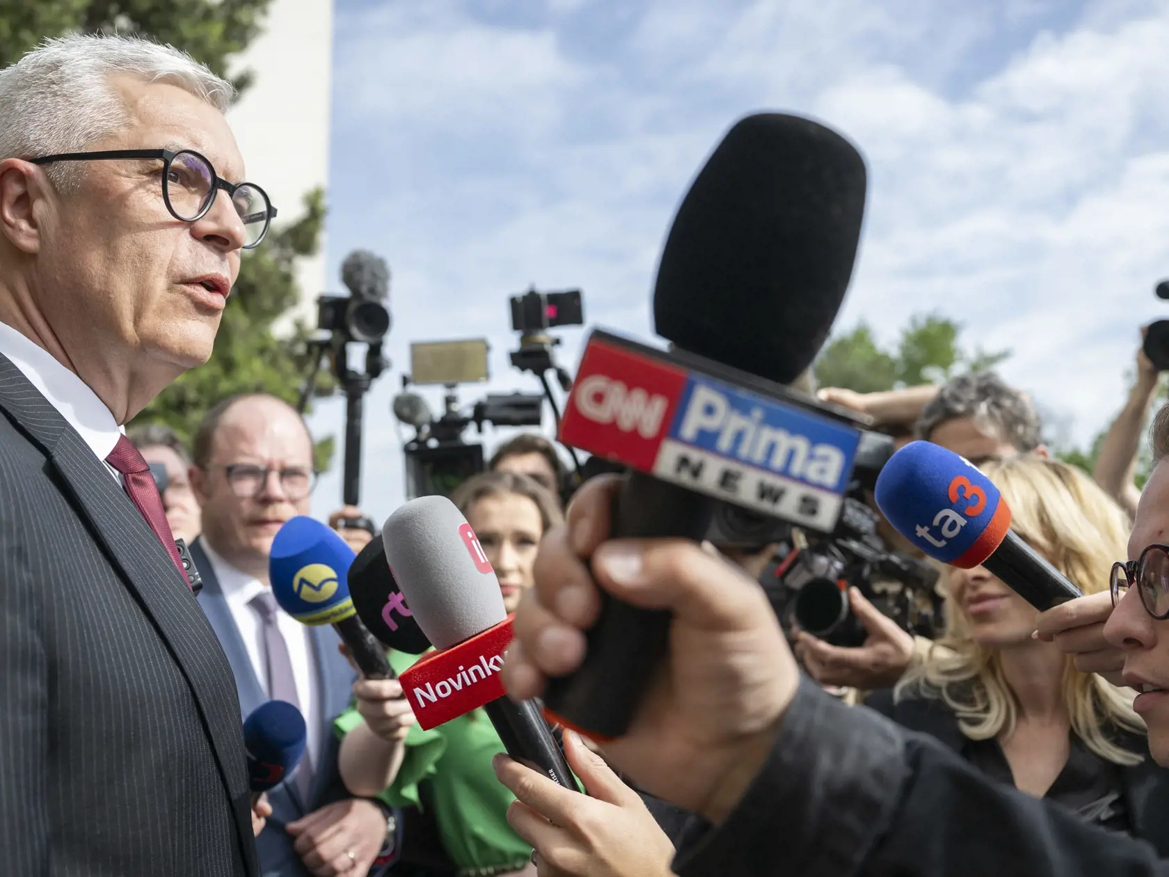 Na Slovensku sa v sobotu 6. apríla 2024 začalo v poradí šieste druhé kolo priamej voľby prezidenta Slovenskej republiky. Postúpili do neho Ivan Korčok a Peter Pellegrini, ktorým môžu občania dať svoj hlas vo volebných miestnostiach do 22 h. Na snímke prezidentský kandidát Ivan Korčok odpovedá na otázky novinárov po volebnom akte v druhom kole prezidentských volieb v Senci v sobotu 6. apríla 2024. FOTO TASR - Martin Baumann

