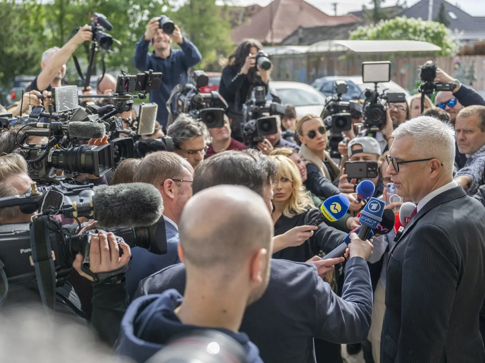 Na Slovensku sa v sobotu 6. apríla 2024 začalo v poradí šieste druhé kolo priamej voľby prezidenta Slovenskej republiky. Postúpili do neho Ivan Korčok a Peter Pellegrini, ktorým môžu občania dať svoj hlas vo volebných miestnostiach do 22 h. Na snímke prezidentský kandidát Ivan Korčok odpovedá na otázky novinárov po volebnom akte v druhom kole prezidentských volieb v Senci v sobotu 6. apríla 2024. FOTO TASR - Martin Baumann

