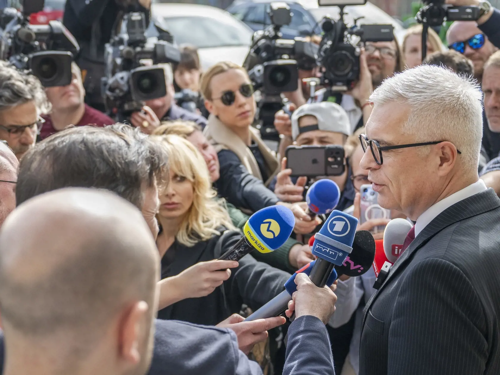 Na Slovensku sa v sobotu 6. apríla 2024 začalo v poradí šieste druhé kolo priamej voľby prezidenta Slovenskej republiky. Postúpili do neho Ivan Korčok a Peter Pellegrini, ktorým môžu občania dať svoj hlas vo volebných miestnostiach do 22 h. Na snímke prezidentský kandidát Ivan Korčok odpovedá na otázky novinárov po volebnom akte v druhom kole prezidentských volieb v Senci v sobotu 6. apríla 2024. FOTO TASR - Martin Baumann

