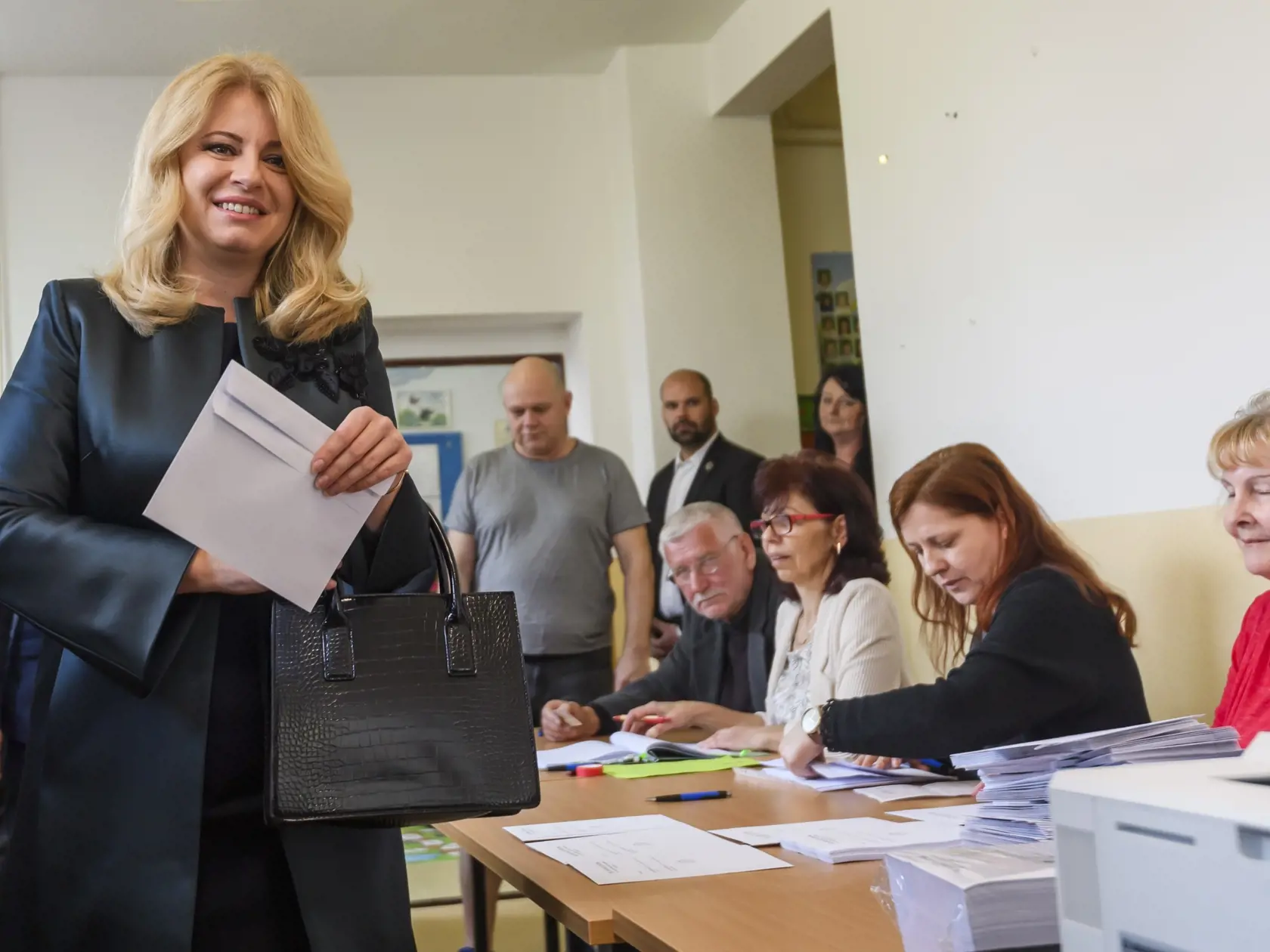 Na Slovensku sa v sobotu začalo v poradí šieste druhé kolo priamej voľby prezidenta Slovenskej republiky. Postúpili do neho Ivan Korčok a Peter Pellegrini, ktorým môžu občania dať svoj hlas vo volebných miestnostiach do 22 h. Na snímke prezidentka SR Zuzana Čaputová dostáva obálku s hlasovacím lístkom od volebnej komisie v druhom kole prezidentských volieb v Pezinku 6. apríla 2024. FOTO TASR - Jaroslav Novák