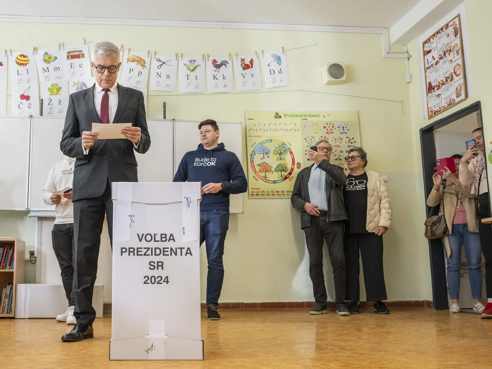 Na Slovensku sa v sobotu 6. apríla 2024 začalo v poradí šieste druhé kolo priamej voľby prezidenta Slovenskej republiky. Postúpili do neho Ivan Korčok a Peter Pellegrini, ktorým môžu občania dať svoj hlas vo volebných miestnostiach do 22 h. Na snímke prezidentský kandidát Ivan Korčok vhadzuje obálku s hlasovacím lístkom do volebnej schránky v druhom kole prezidentských volieb v Senci v sobotu 6. apríla 2024. FOTO TASR - Martin Baumann

