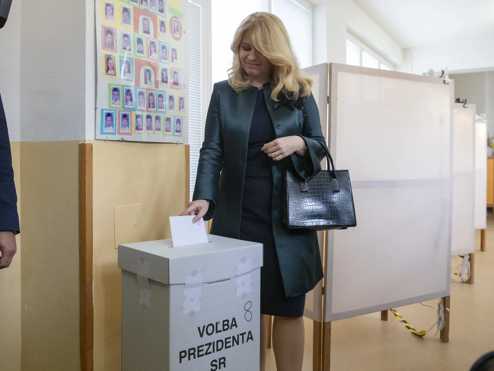  Na snímke prezidentka Slovenskej republiky Zuzana Čaputová volí nového prezidenta vo svojom bydlisku, v Pezinku.