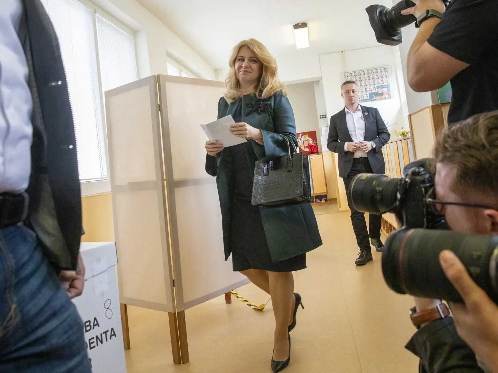  Na snímke prezidentka Slovenskej republiky Zuzana Čaputová volí nového prezidenta vo svojom bydlisku, v Pezinku.