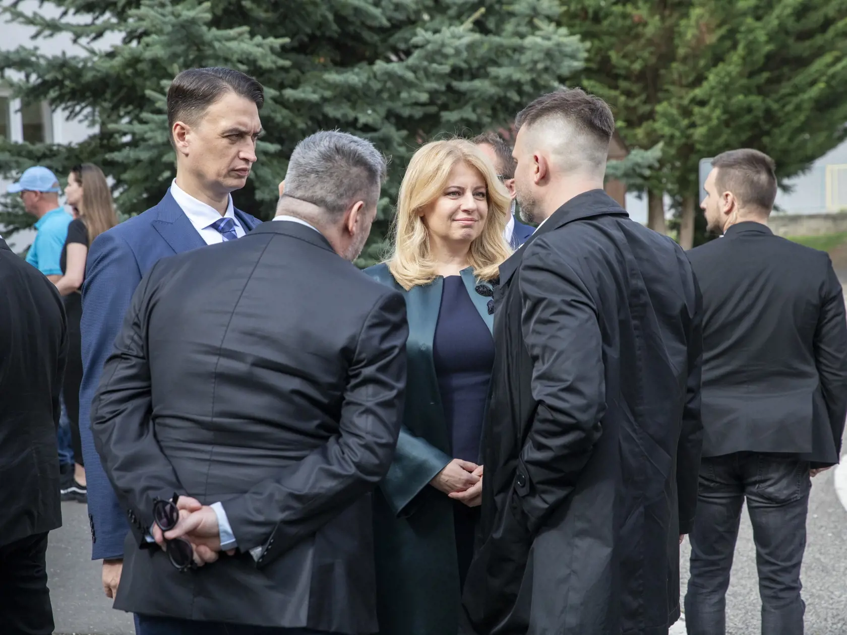  Na snímke prezidentka Slovenskej republiky Zuzana Čaputová volí nového prezidenta vo svojom bydlisku, v Pezinku.