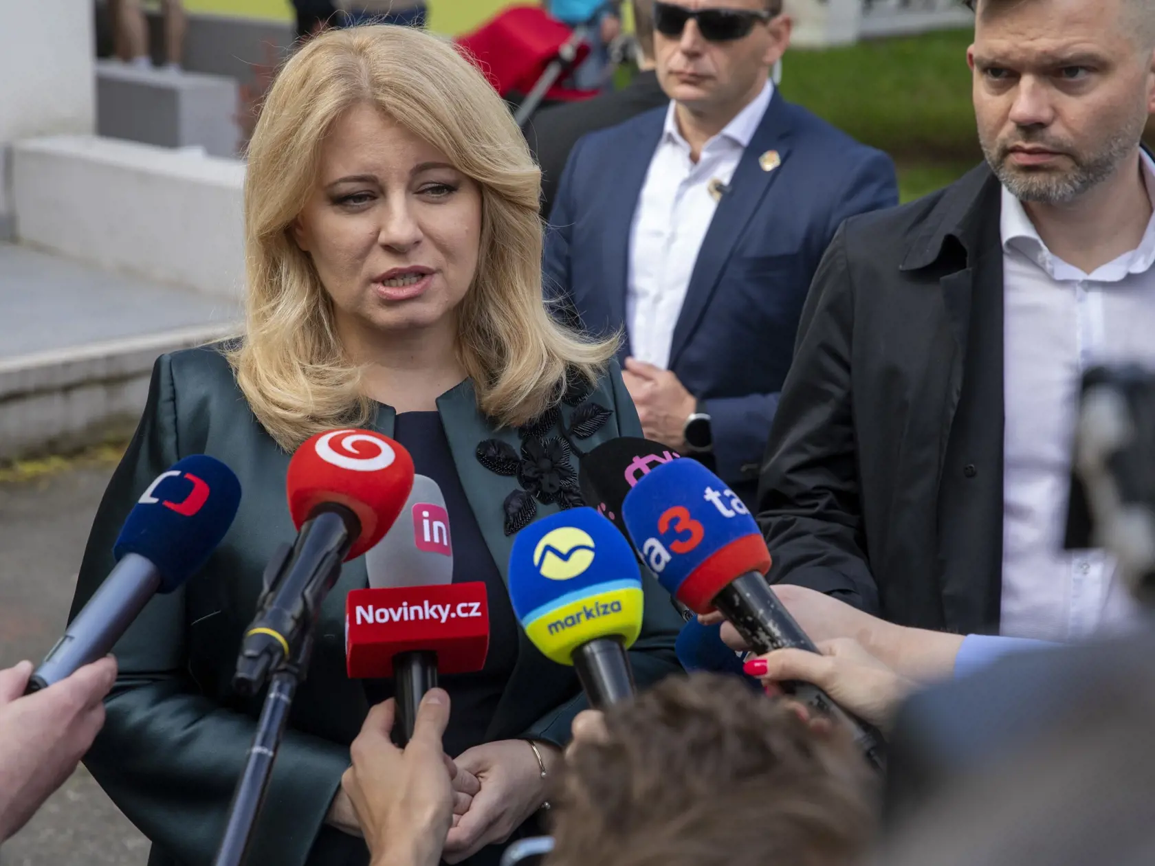  Na snímke prezidentka Slovenskej republiky Zuzana Čaputová volí nového prezidenta vo svojom bydlisku, v Pezinku.
